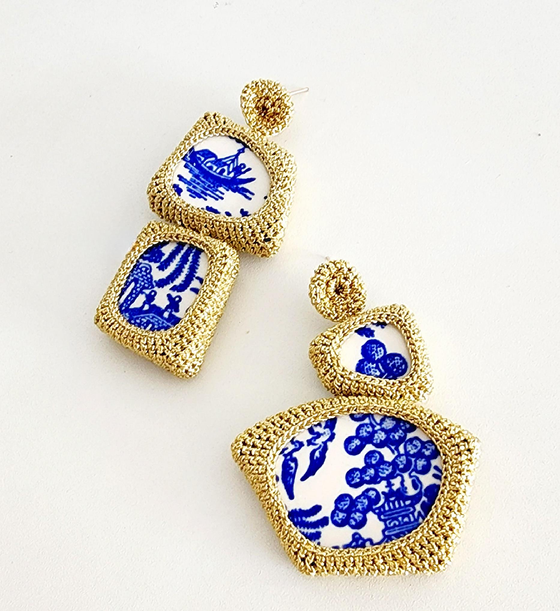 Asymmetrical Golden Thread Crochet Earrings Blue White Ceramics For Sale 3
