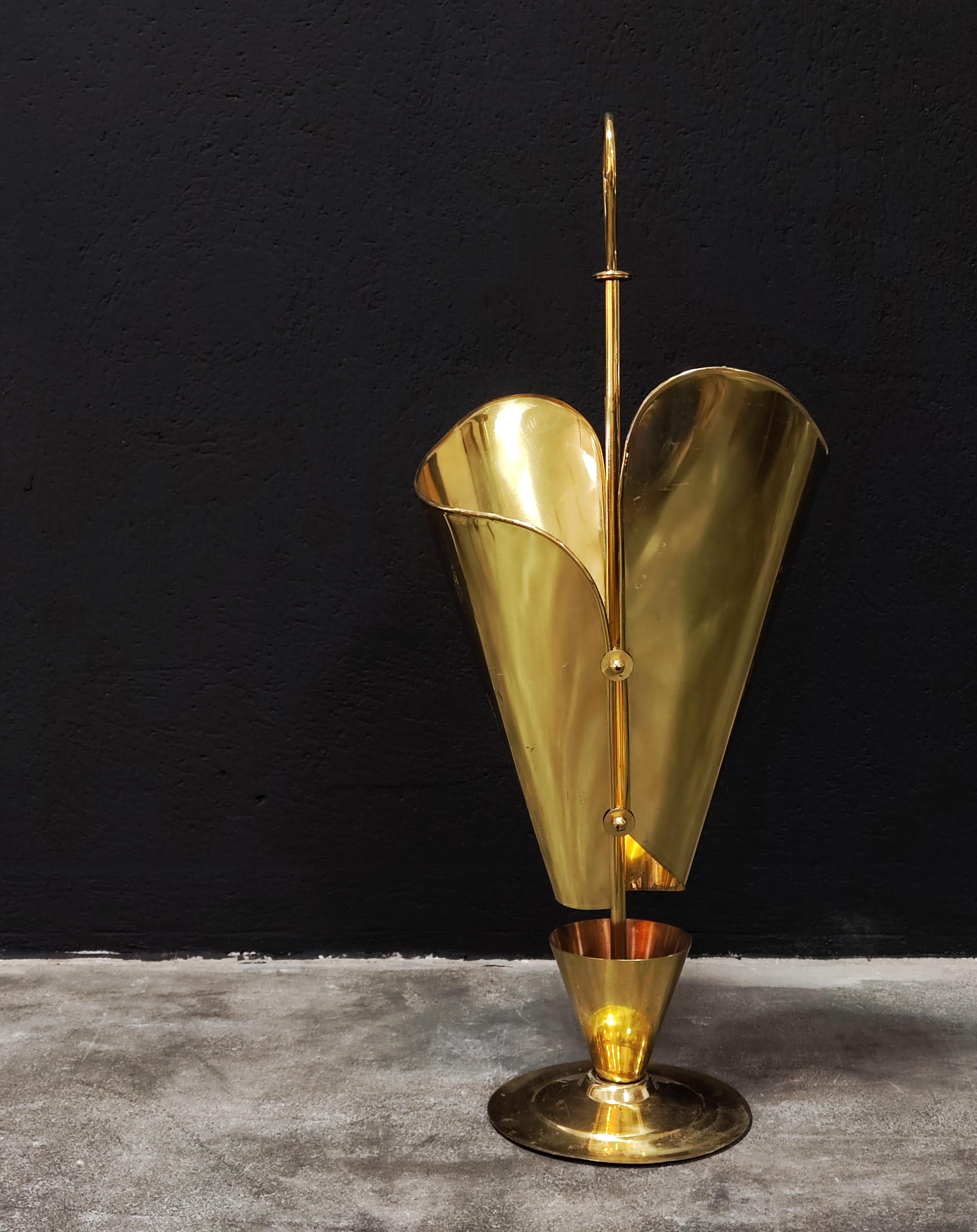 In this listing you will find a very rare and extremly elegant Hollywood regency asymmetrical umbrella stand done entirely in brass. Made in Italy in 1950s.

Very good vintage condition with some signs of time and use such as patina.

When