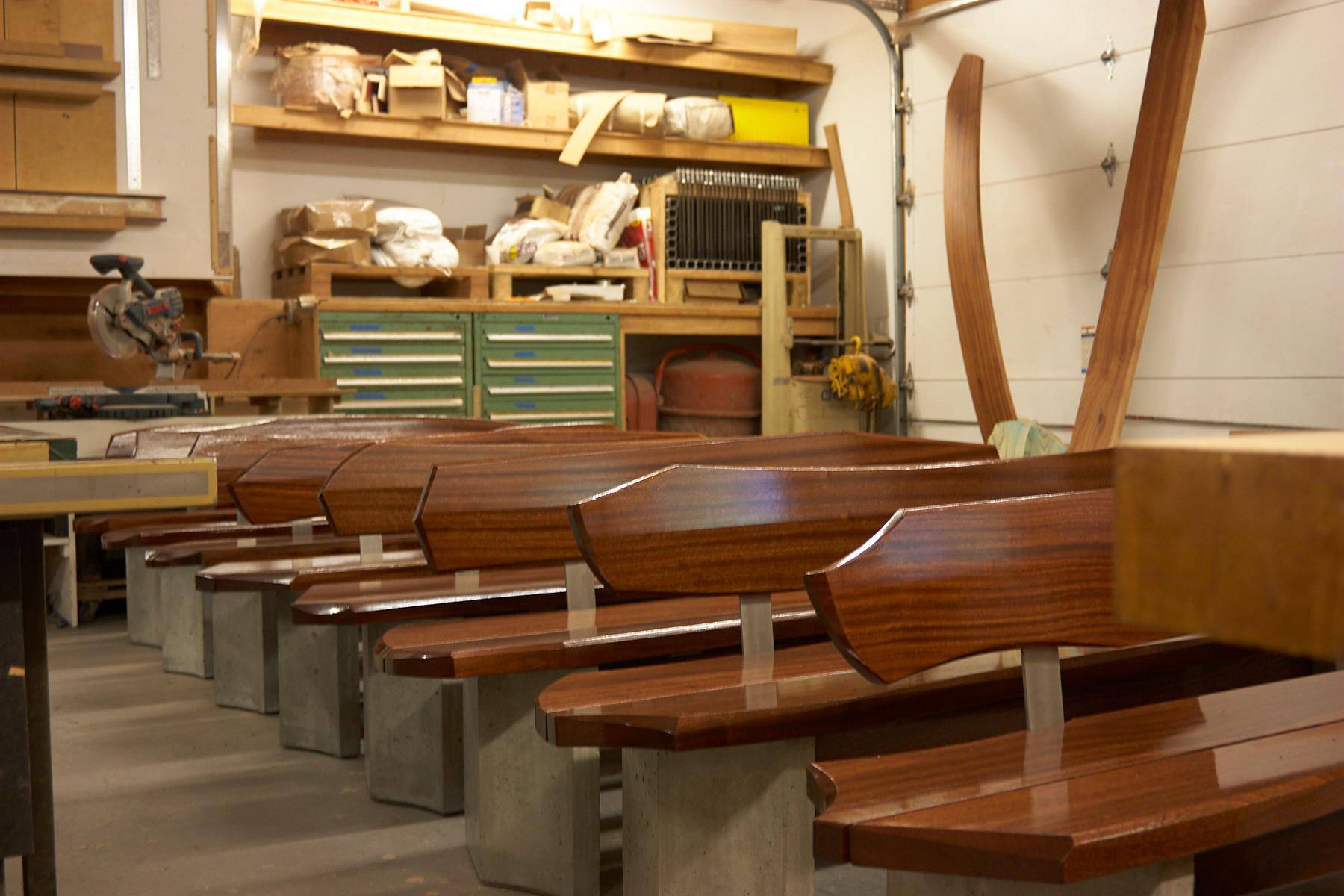 Banco interior/exterior asimétrico de hormigón y madera by Nico Yektai Estadounidense en venta