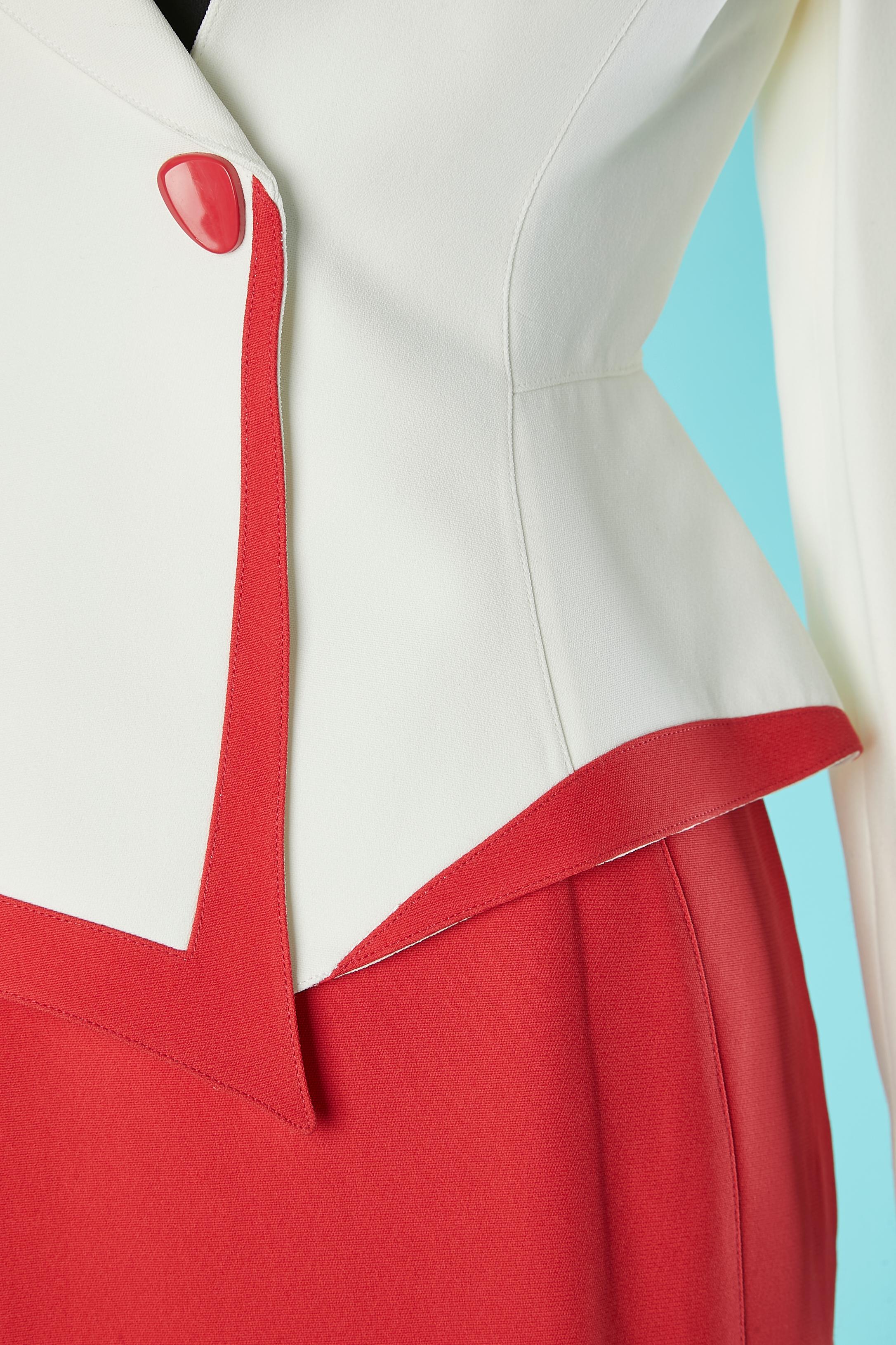Asymmetrischer elfenbeinfarbener Rock-Anzug mit roten Details und rotem Rock Thierry Mugler  (Weiß) im Angebot