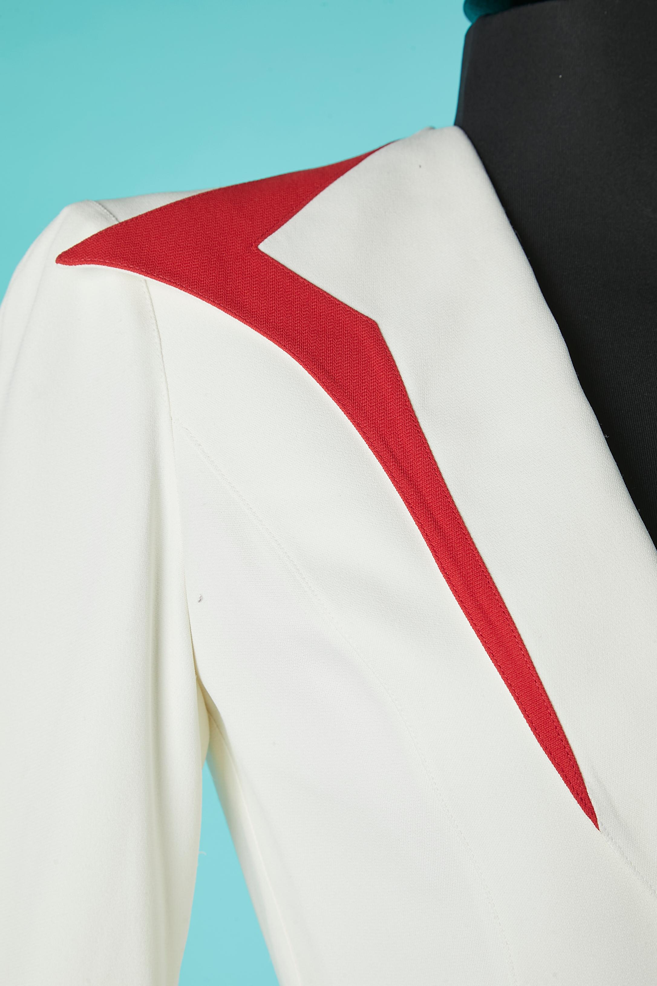 Asymmetrischer elfenbeinfarbener Rock-Anzug mit roten Details und rotem Rock Thierry Mugler  im Zustand „Hervorragend“ im Angebot in Saint-Ouen-Sur-Seine, FR