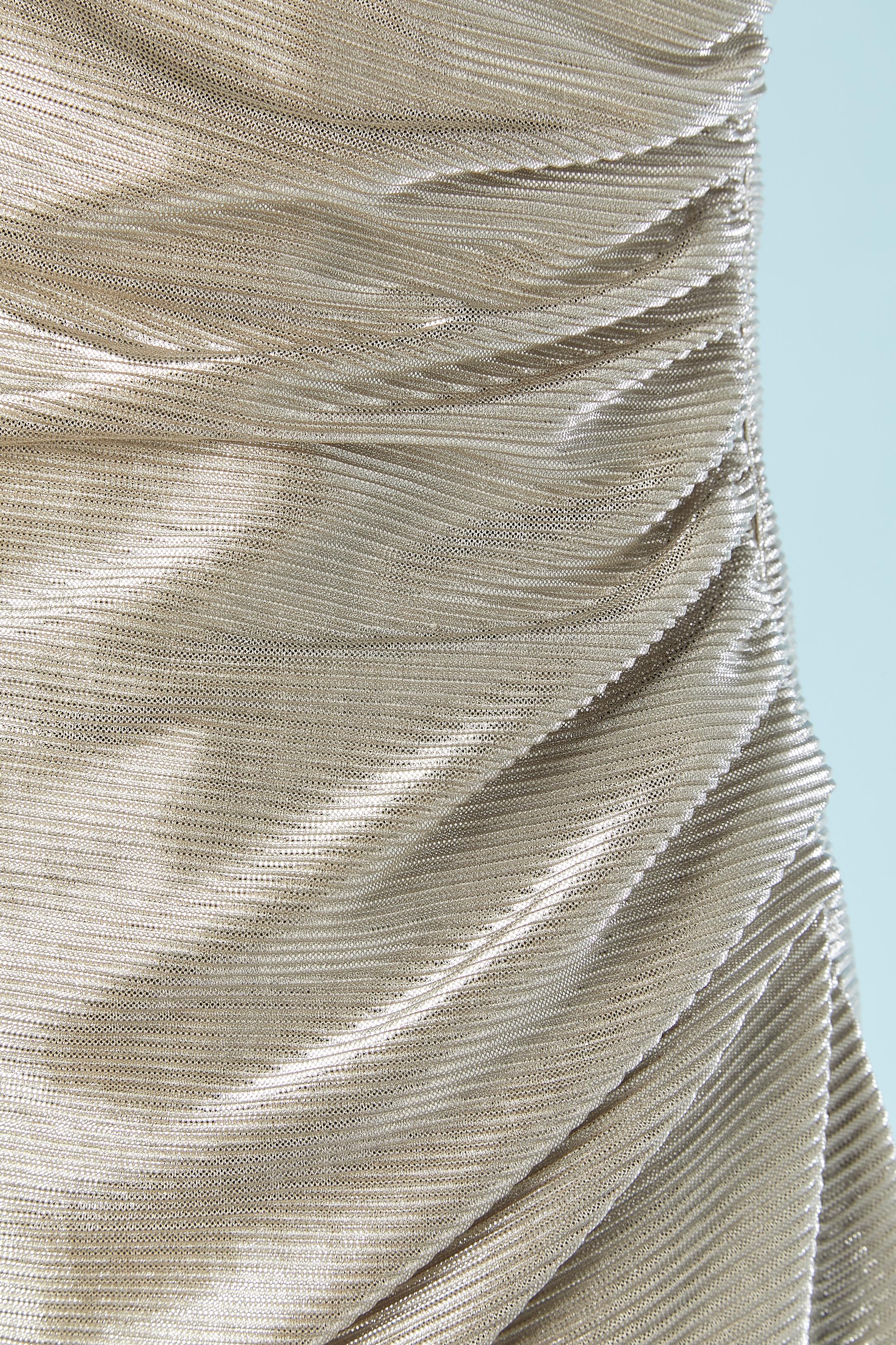 Robe de soirée asymétrique en jersey lamé avec broches. Tissu principal et doublure : 100% polyester. Sangle en silicone à l'intérieur sur le côté gauche + fermeture à glissière + crochet et œillet. 
TAILLE 6 (US) S 