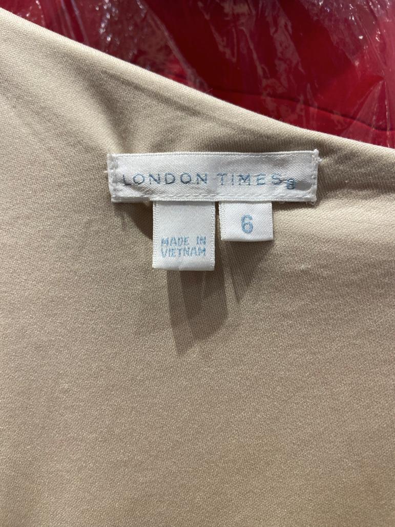 Robe du soir asymétrique en jersey lamé avec broches LONDON TIME  en vente 2