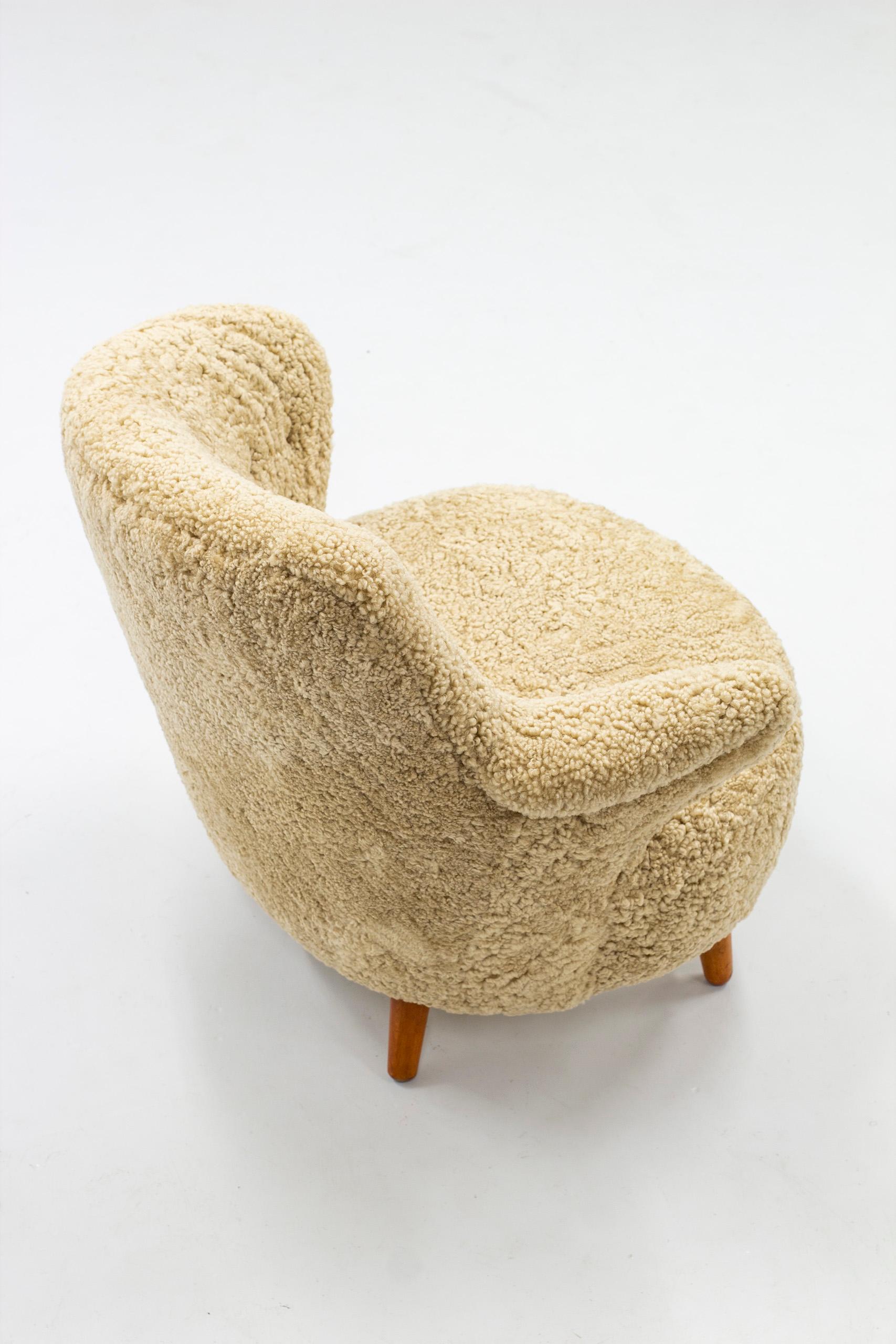 Asymmetrical Lounge Chair in Sheep Skin by Vik & Blindheim 5