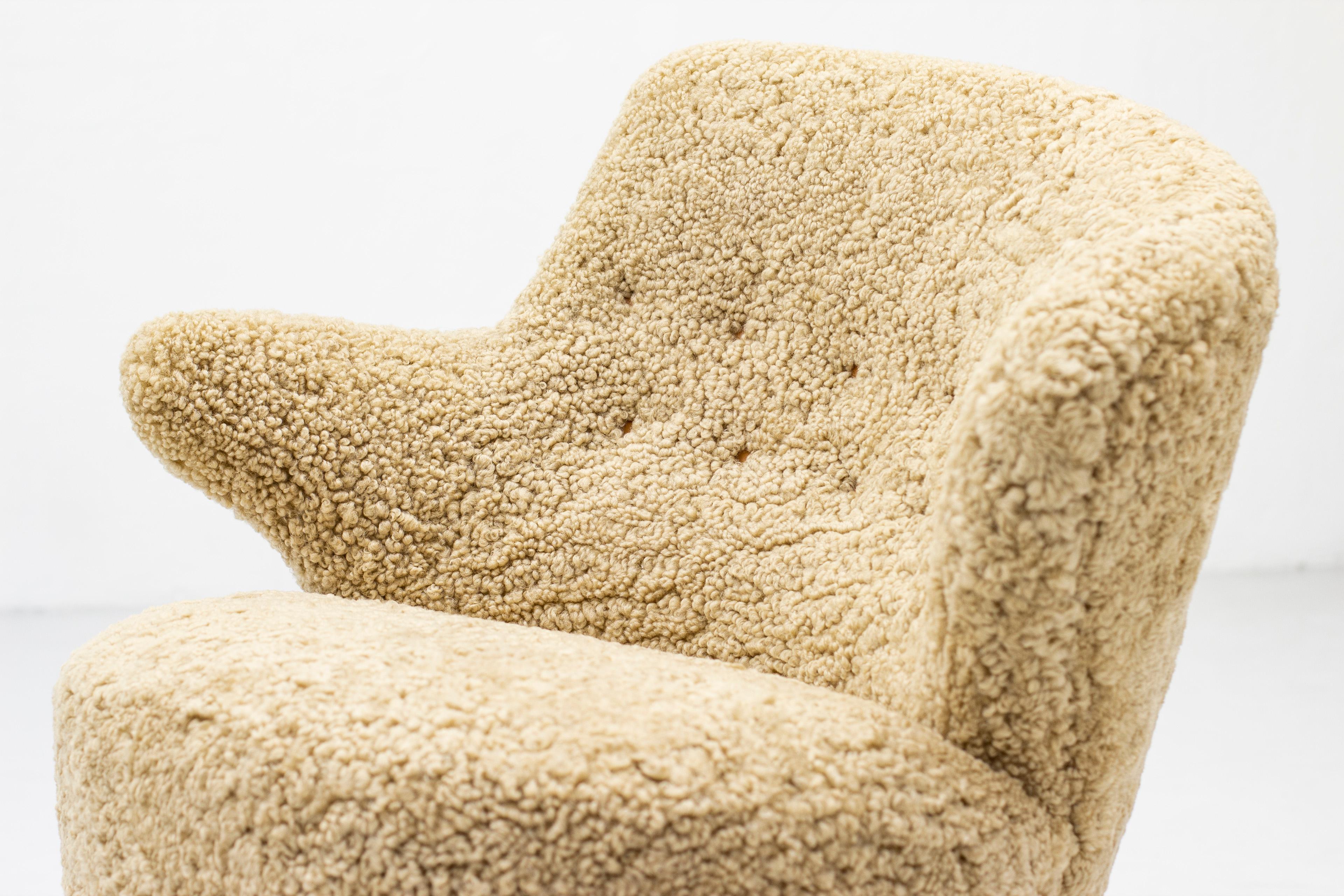 Asymmetrical Lounge Chair in Sheep Skin by Vik & Blindheim In Good Condition In Hägersten, SE
