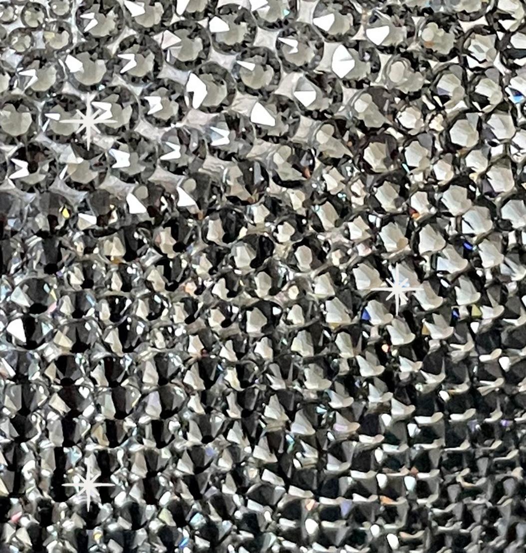 Asymmetrische Metallschale mit Auenbearbeiteten Kristallen (amerikanisch) im Angebot