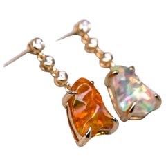 Boucles d'oreilles pendantes asymétriques en or jaune 18K avec diamant et opale de feu mexicaine