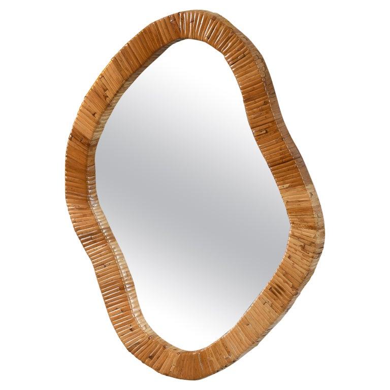 Découvrez l'attrait de l'asymétrie avec ce joli miroir ! Le cadre en rotin organique ajoute une forme distinctive, créant un magnifique point focal dans un salon, une chambre à coucher ou une entrée. Améliorez votre espace en le fixant facilement au