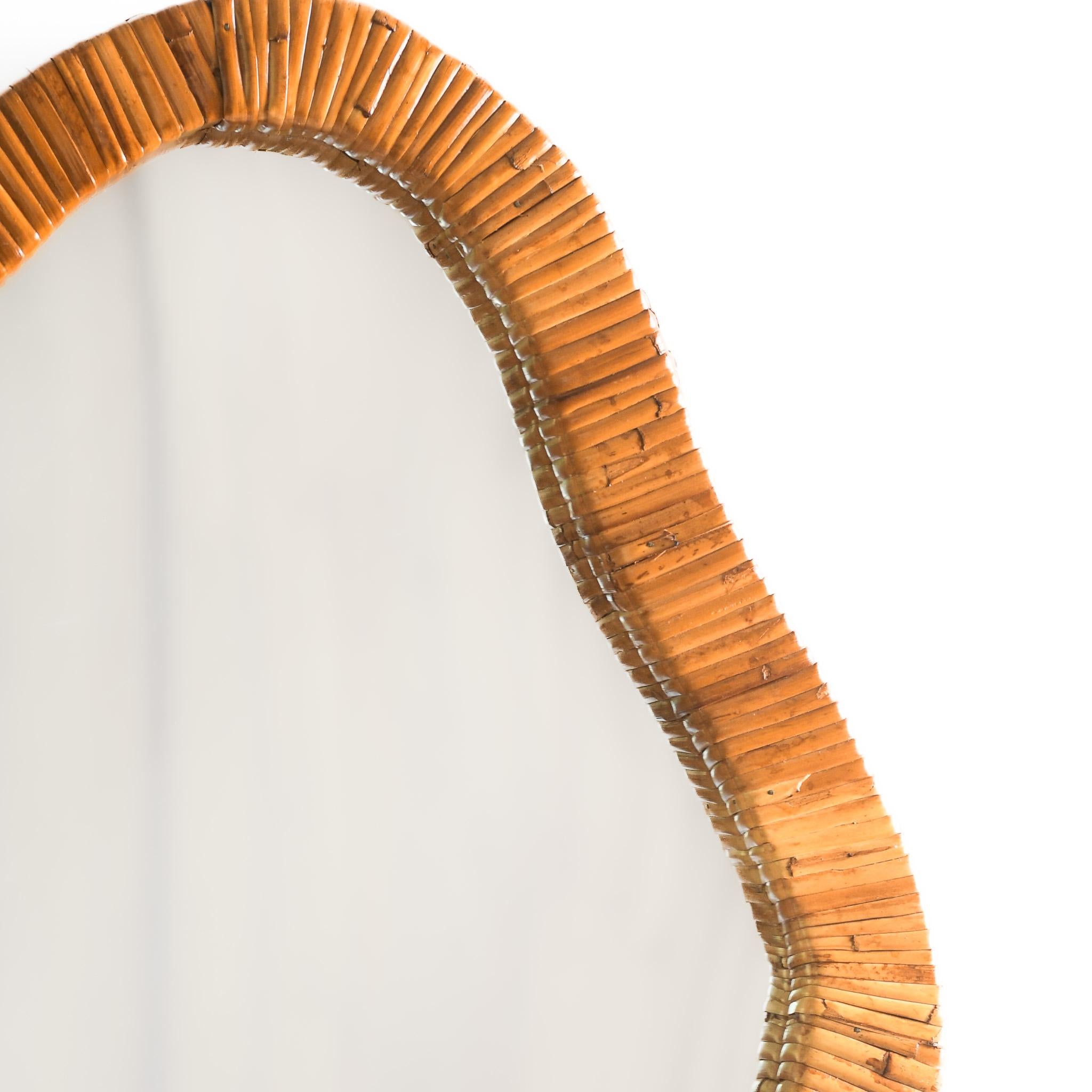 Mid-Century moderno Specchio asimmetrico, Caratteristiche Specchio con cornice in canna di rattan organico in vendita