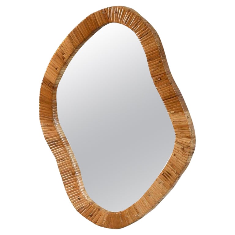 Miroir asymétrique, Caractéristiques Miroir à cadre en rotin organique en vente