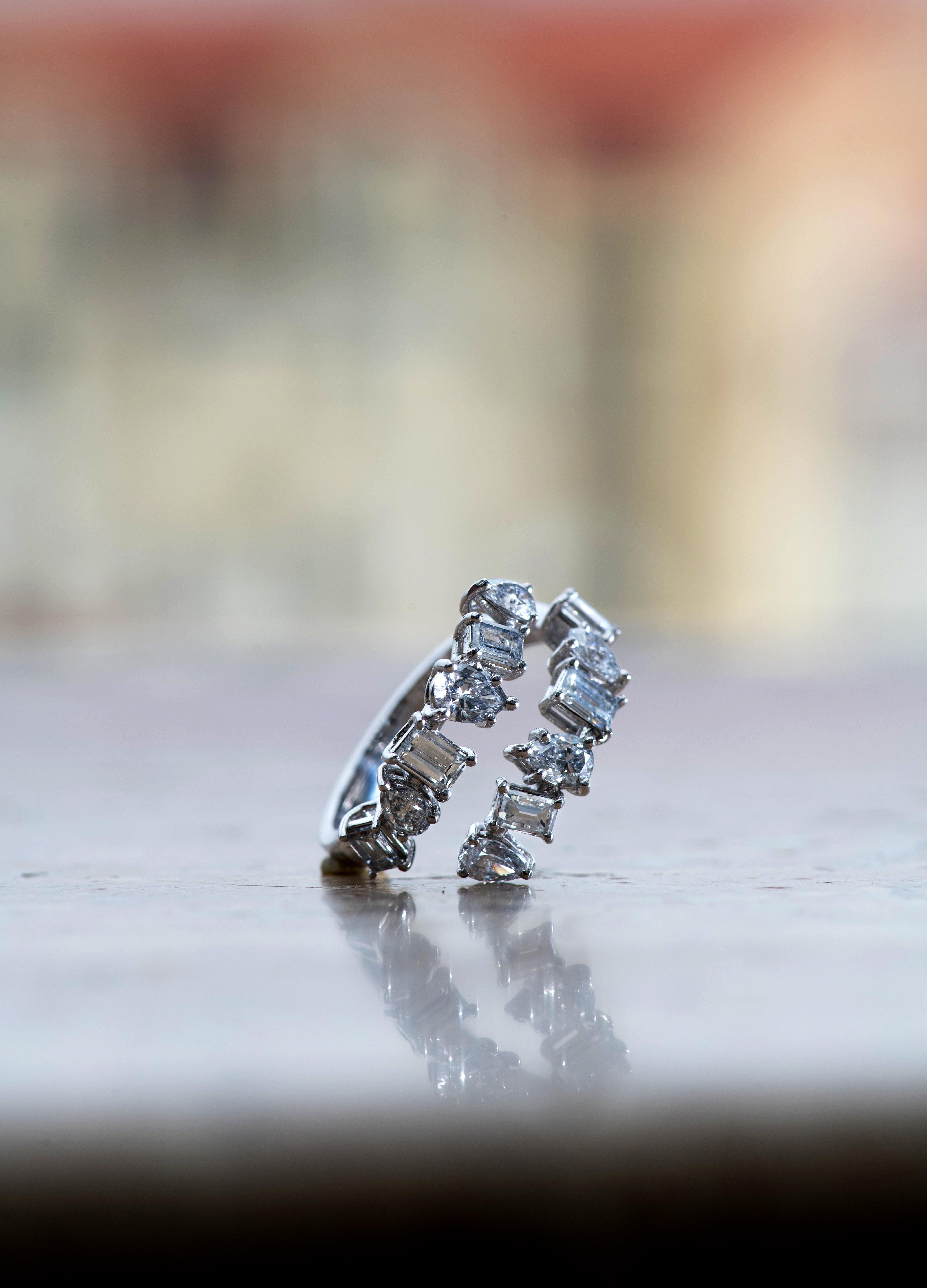 offener Ring aus Weißgold mit 2,22 Karat Diamanten in asymmetrischer Mischform im Zustand „Neu“ im Angebot in T'bilisi, GE