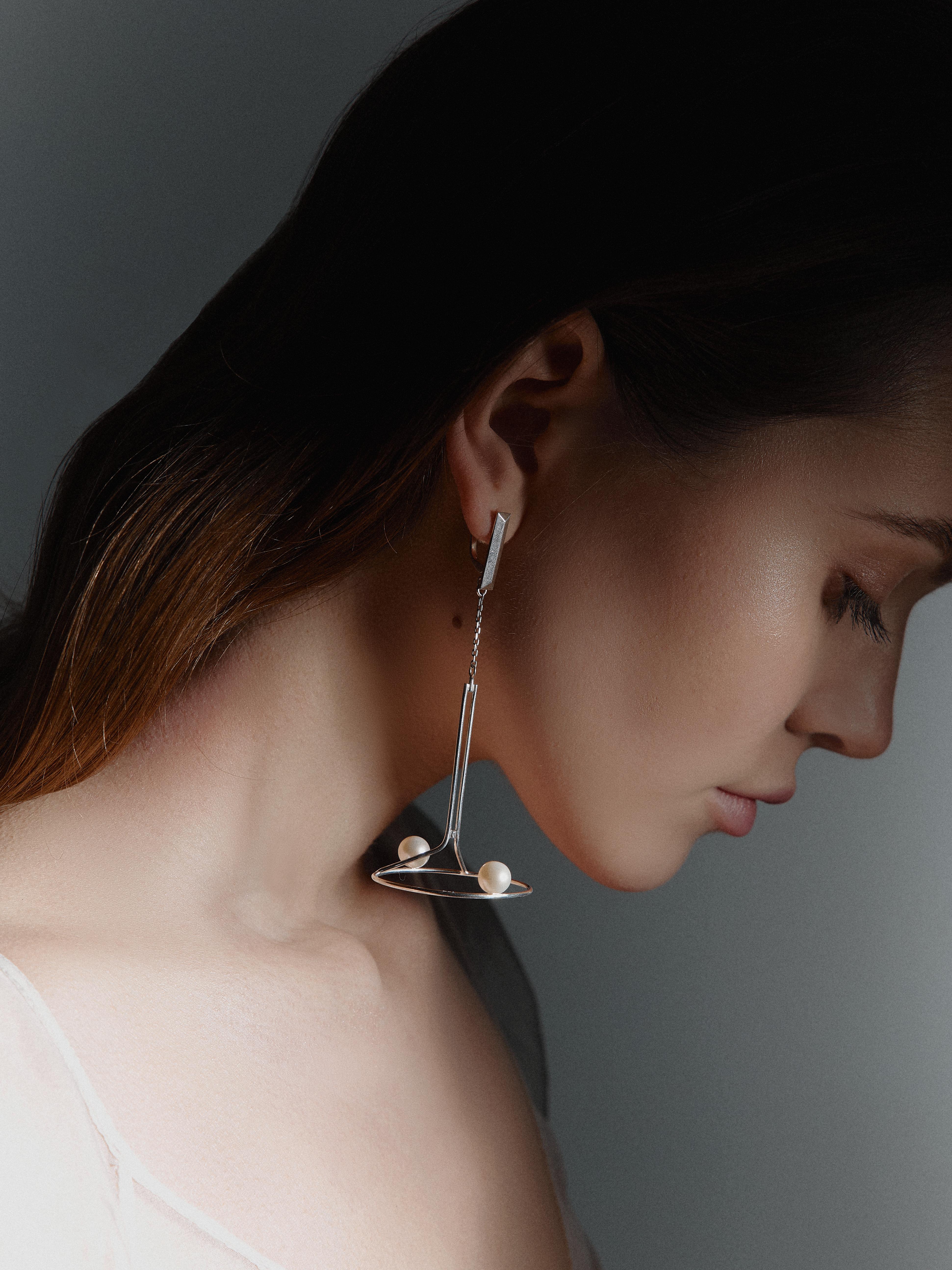 Pendiente minimalista moderno asimétrico de plata dorada con Perlas Naturales Moderno en venta
