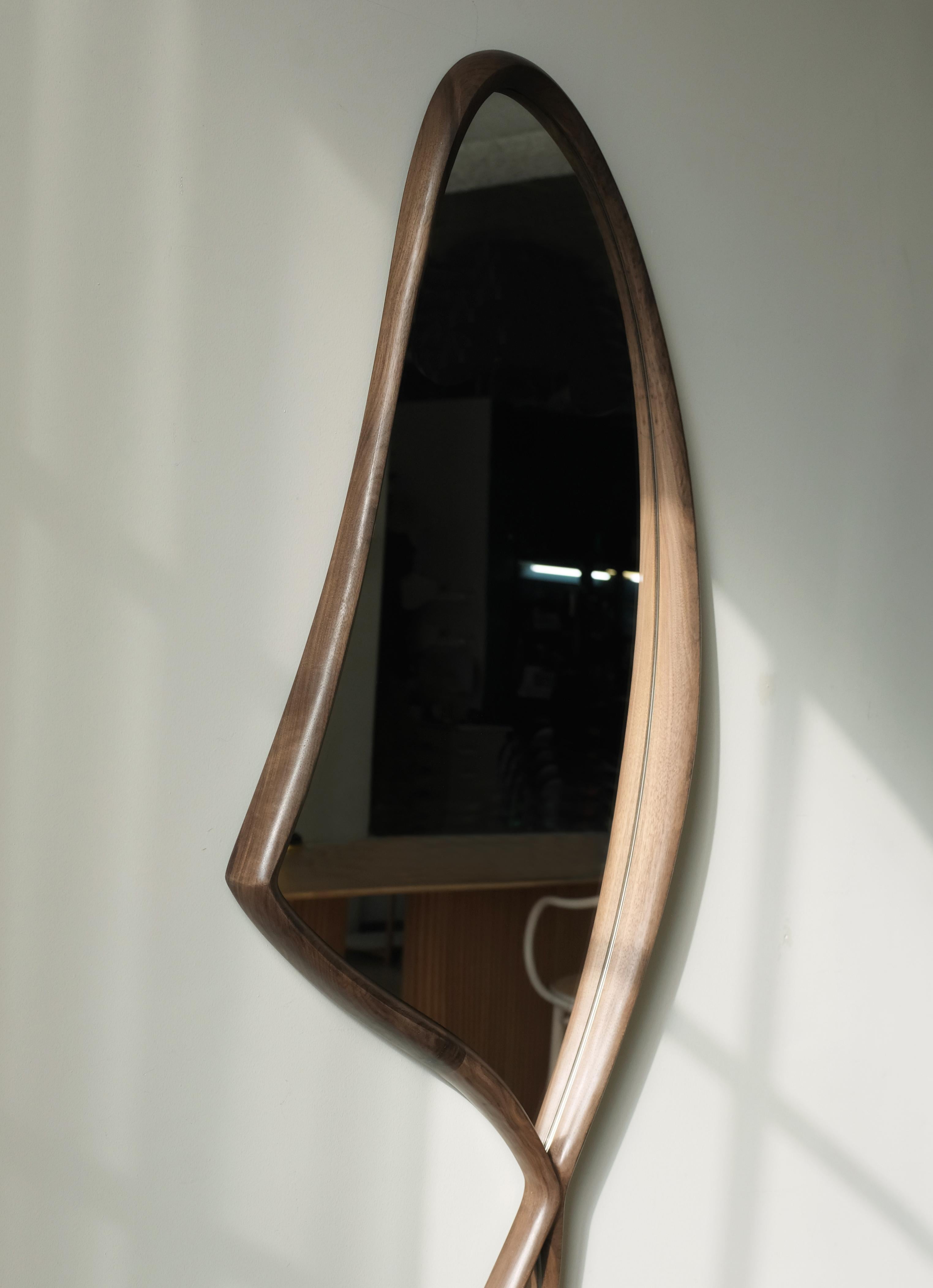 Asymmetrischer „Momentum Mirror II“ von Soo Joo, Wandspiegel aus Nussbaumholz im Angebot 1