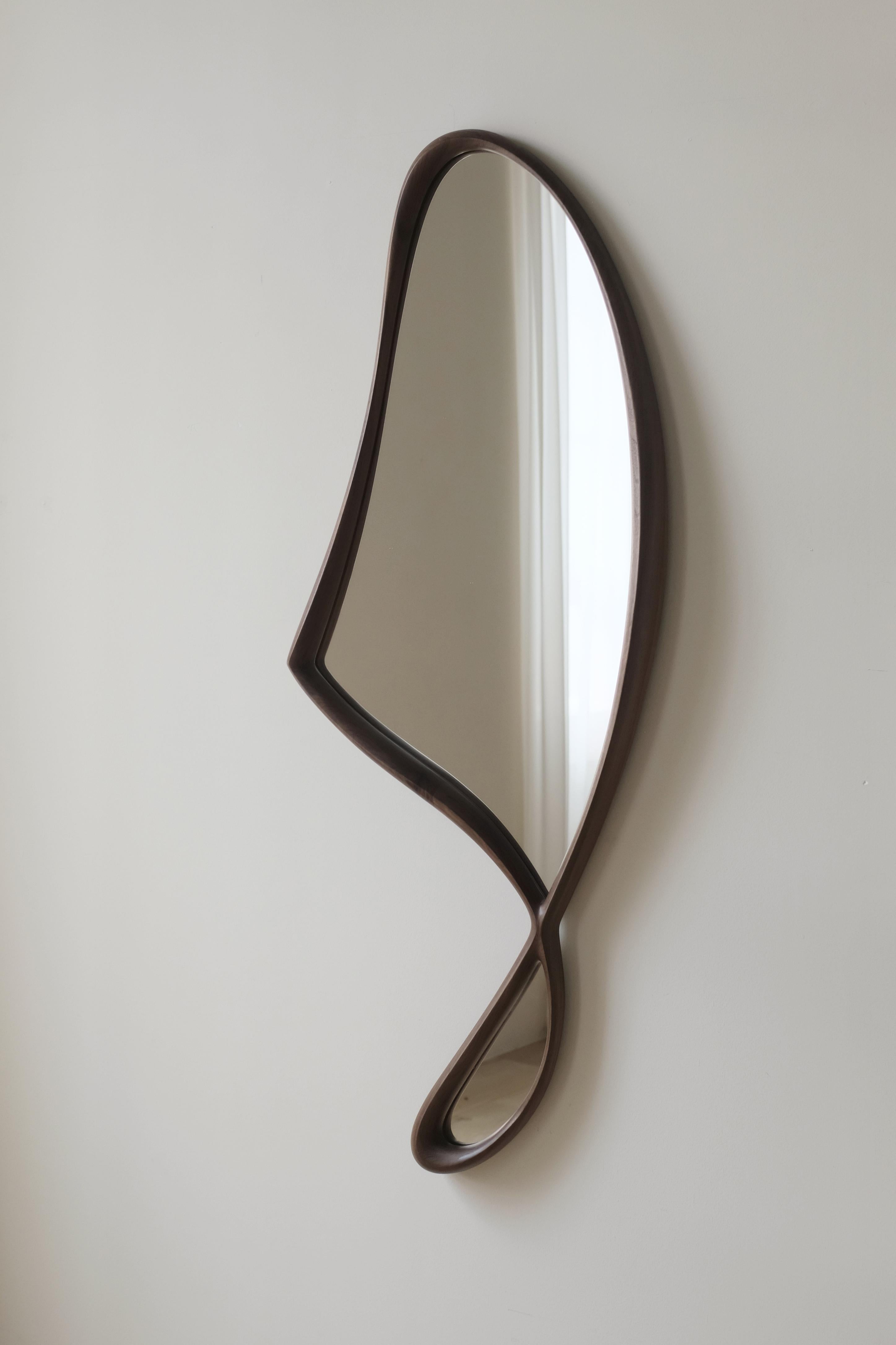 Asymmetrischer „Momentum Mirror II“ von Soo Joo, Wandspiegel aus Nussbaumholz (Handgeschnitzt) im Angebot