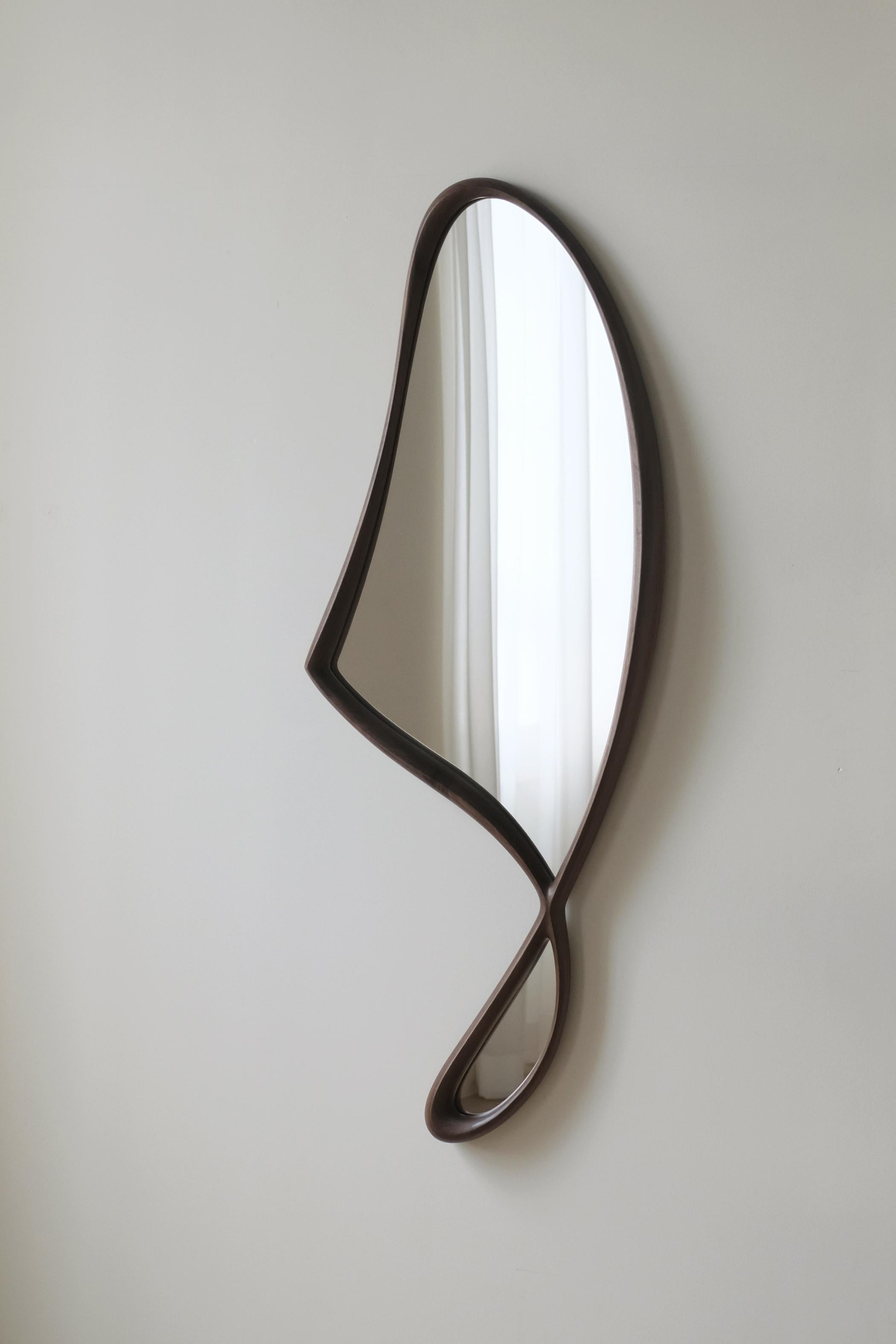 Moderne Miroir asymétrique 'Momentum Mirror II' par Soo Joo , Miroir mural en noyer en vente