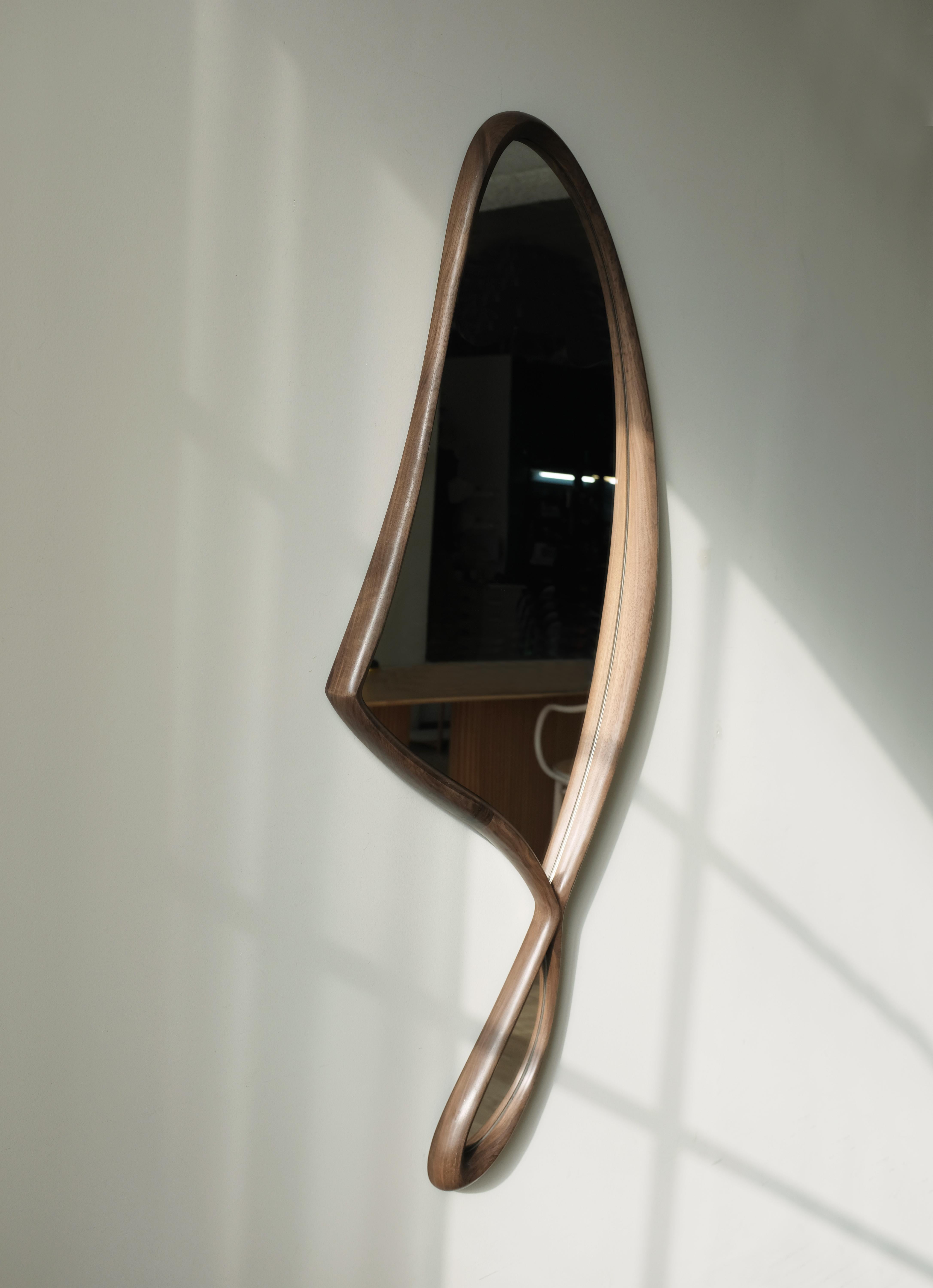 Asymmetrischer „Momentum Mirror II“ von Soo Joo, Wandspiegel aus Nussbaumholz (Holz) im Angebot