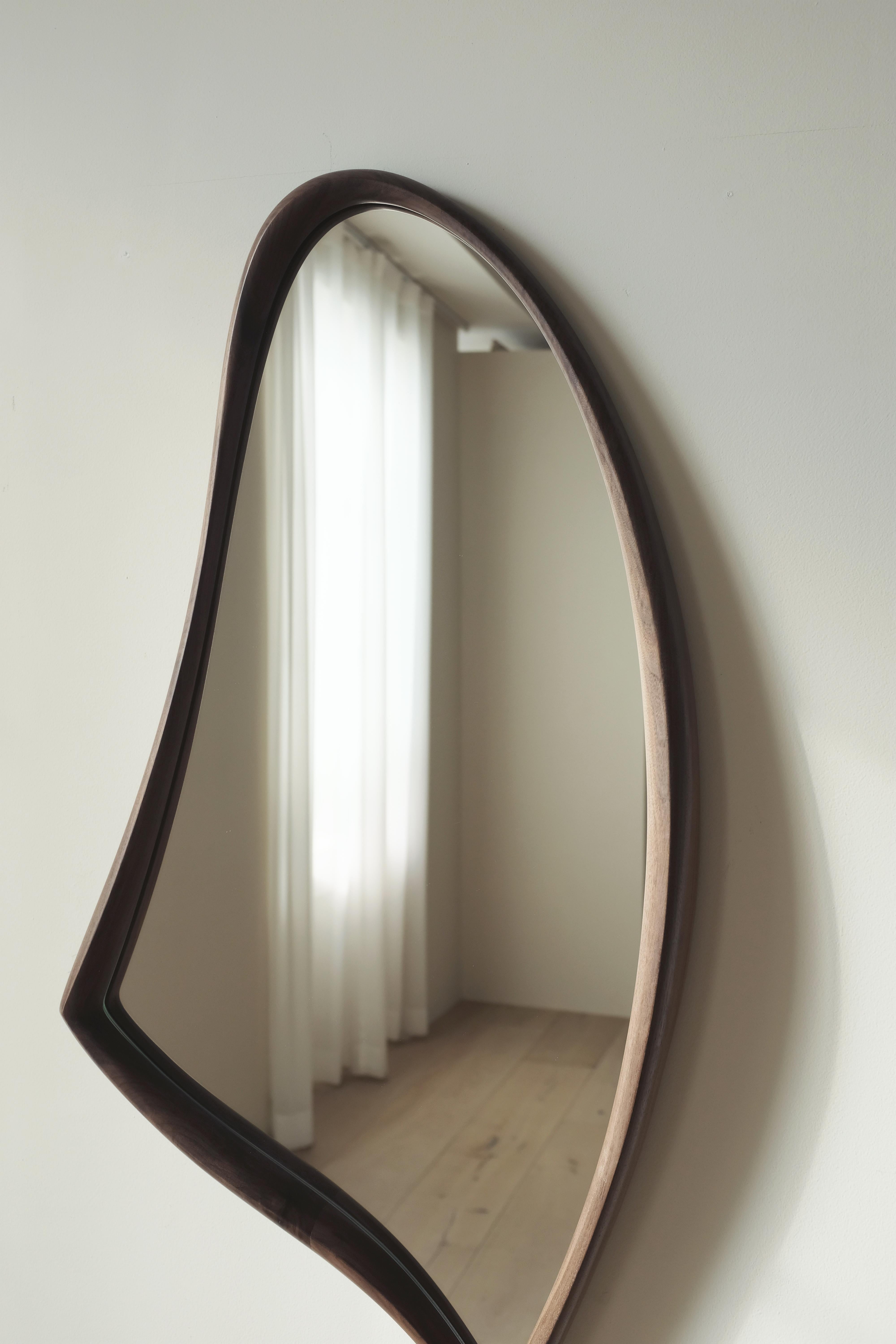 Asymmetrischer „Momentum Mirror II“ von Soo Joo, Wandspiegel aus Nussbaumholz im Angebot 2