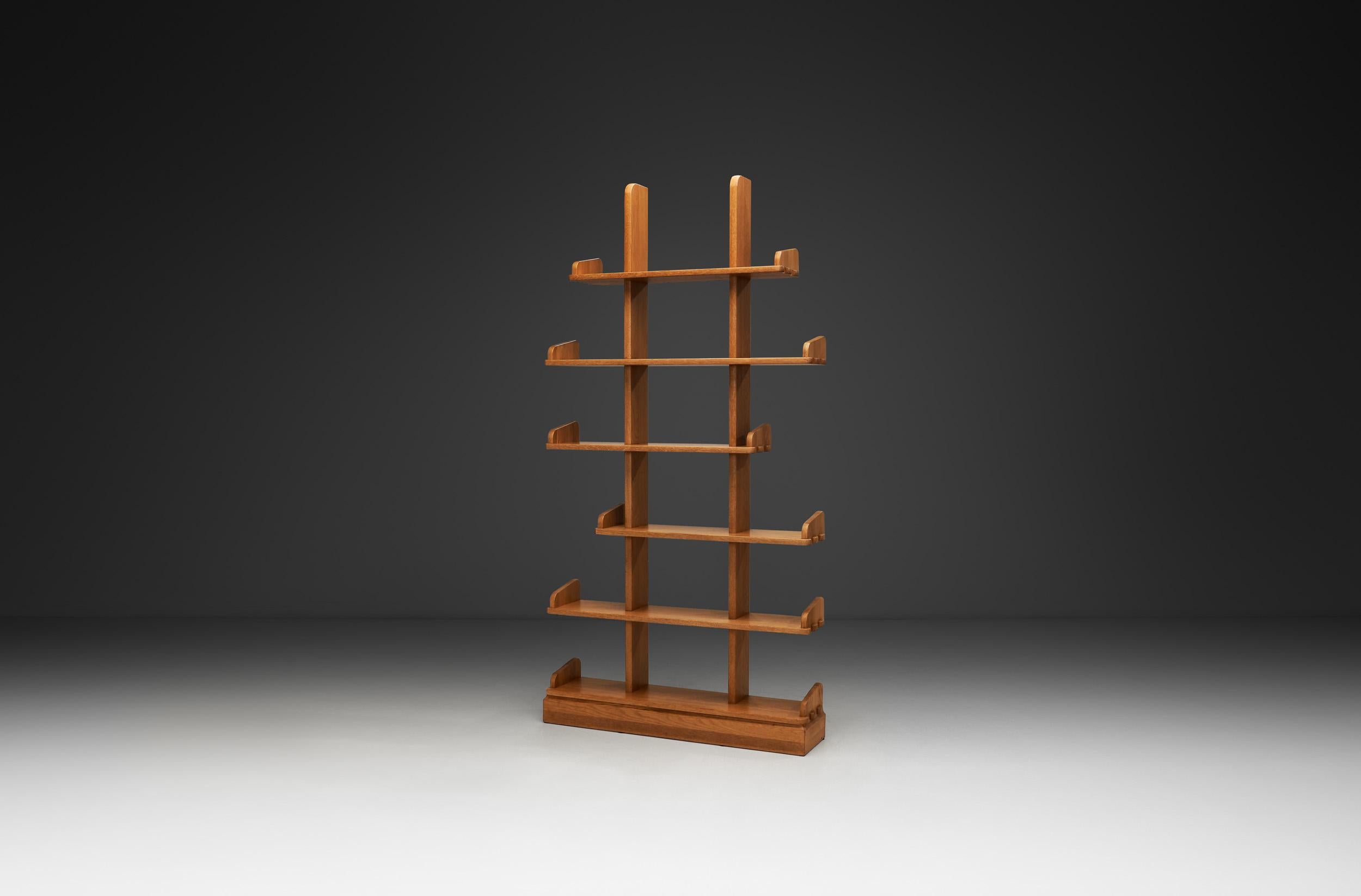 Il modernismo è alla base del design di questa scaffalatura. Il modernismo portò nei Paesi Bassi un'ondata di soluzioni, materiali e creatività innovativi. All'inizio, per la maggior parte dei designer olandesi era difficile trovare un equilibrio