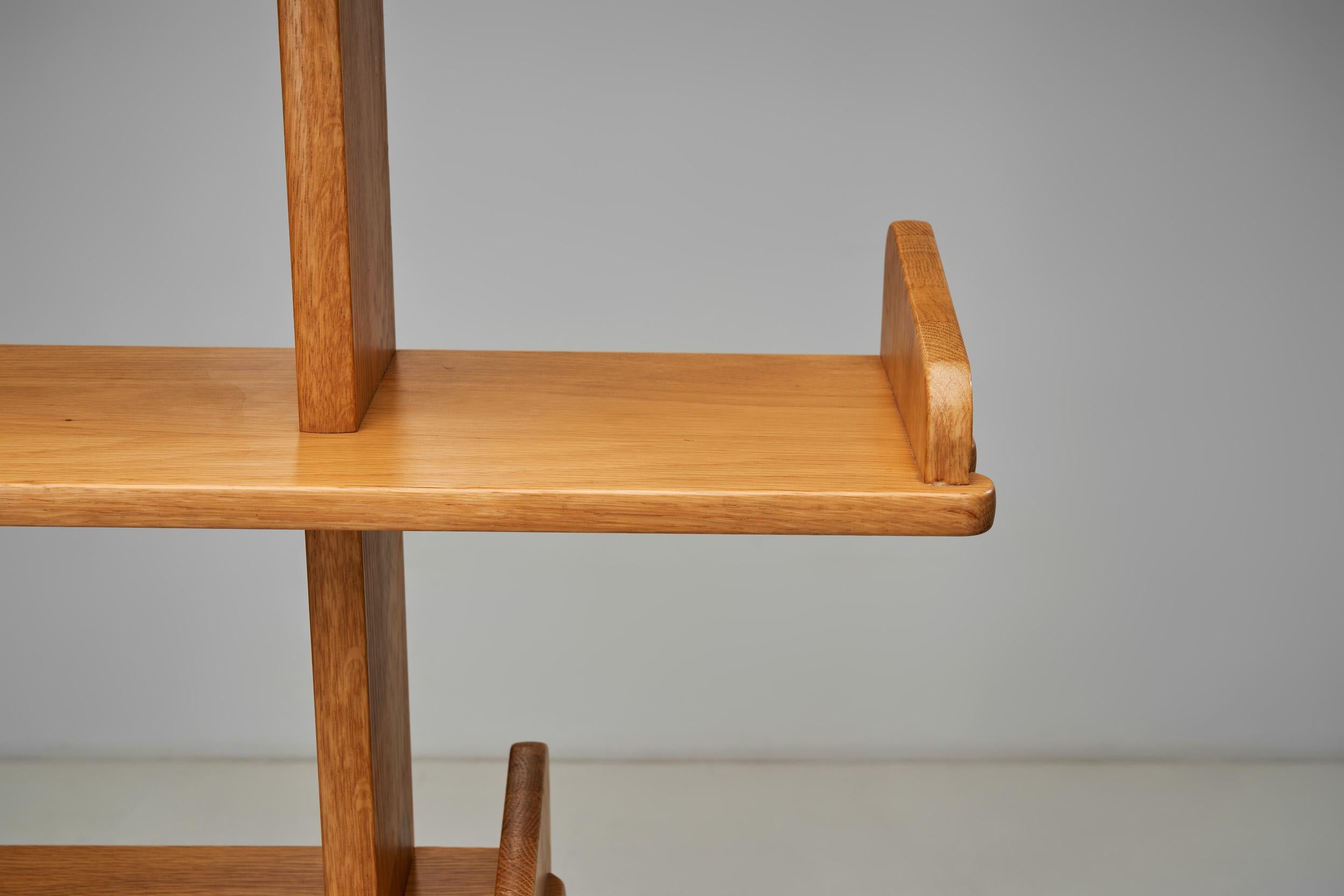 Libreria asimmetrica in Oak, Paesi Bassi, anni '70 in vendita 1