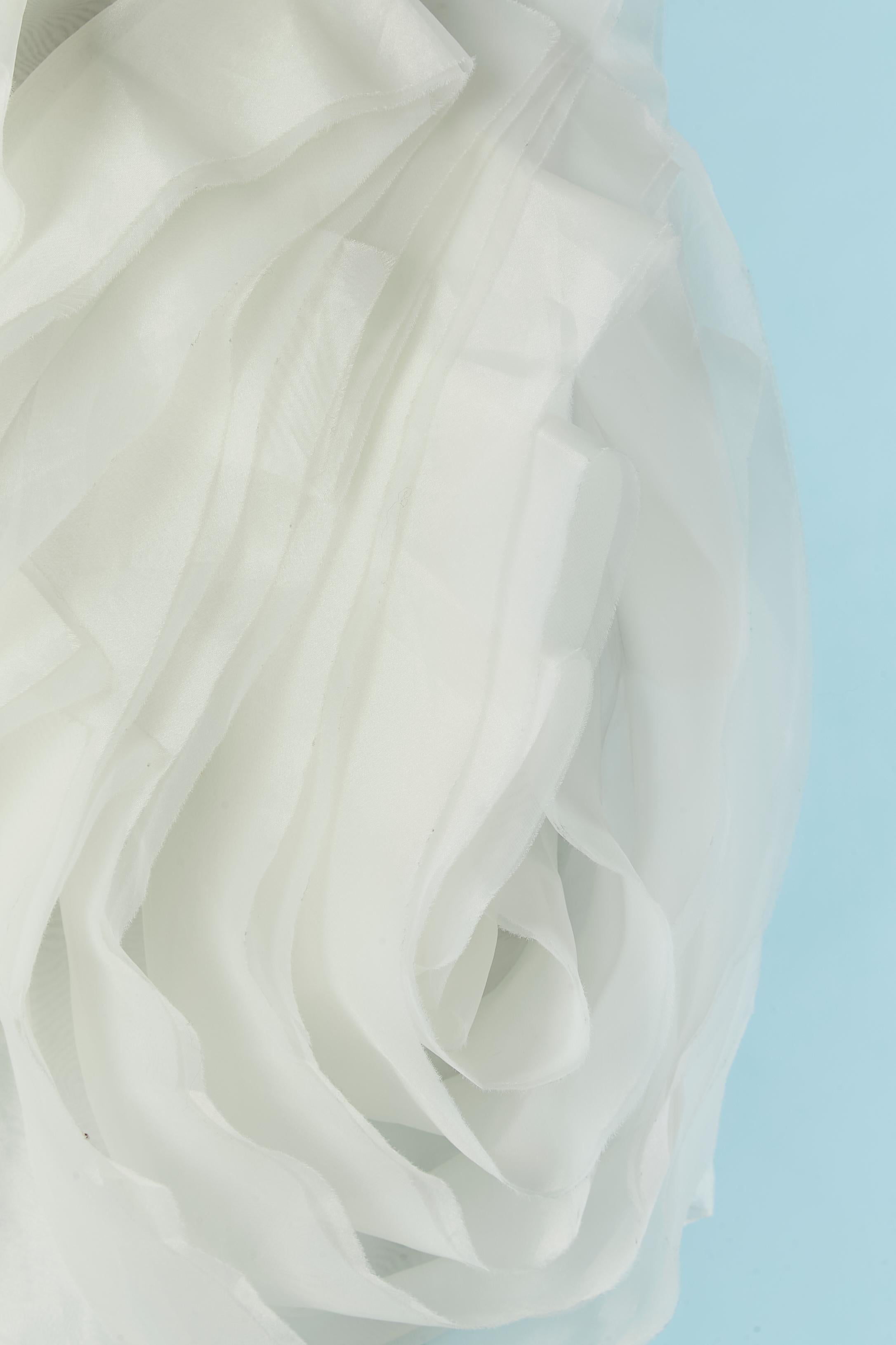 Asymmetrical off-white wedding dress with raw-cut ruffles. Shell: 100% polyester. Lining: 100% polyester. 
Zip and hook&eye on the lefts side. 
NEW with tag
SIZE 16/ XL 