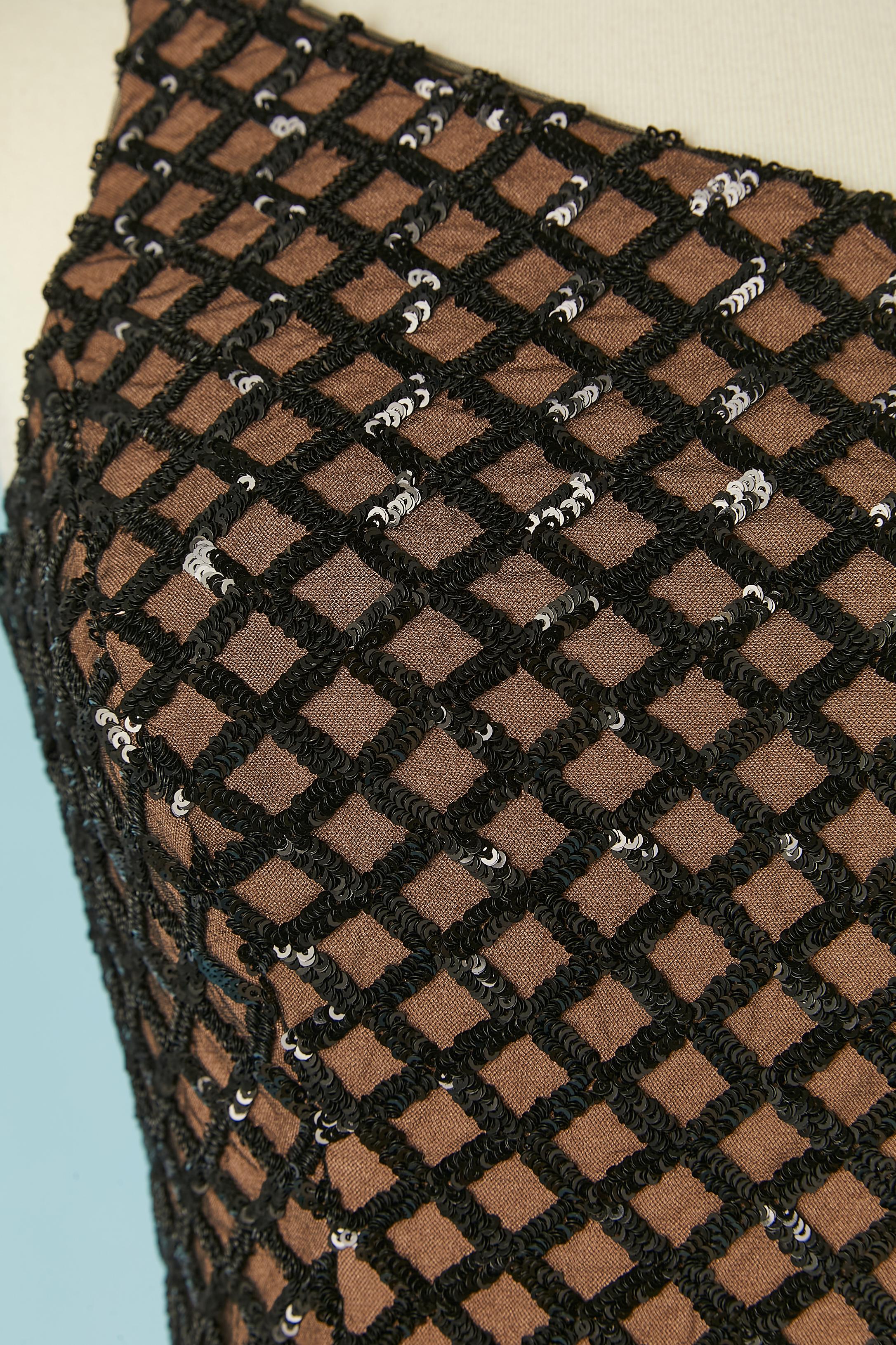 Robe de soirée asymétrique à épaule unique en paillettes, doublée de beige. Il n'y a pas d'étiquette de composition du tissu mais la doublure est probablement en rayonne. Fermeture éclair et crochet cachés sur le côté gauche. Osseuse. Fendu sur le
