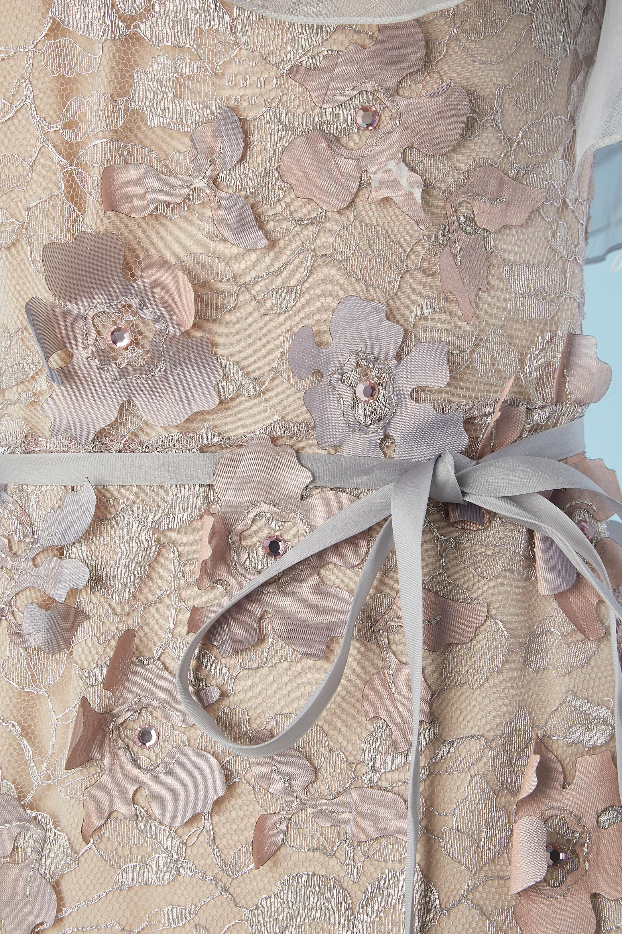 Asymmetrisches pastellfarbenes Abendkleid mit Blumenapplikation auf Spitze Lorena Sarbu  (Grau) im Angebot
