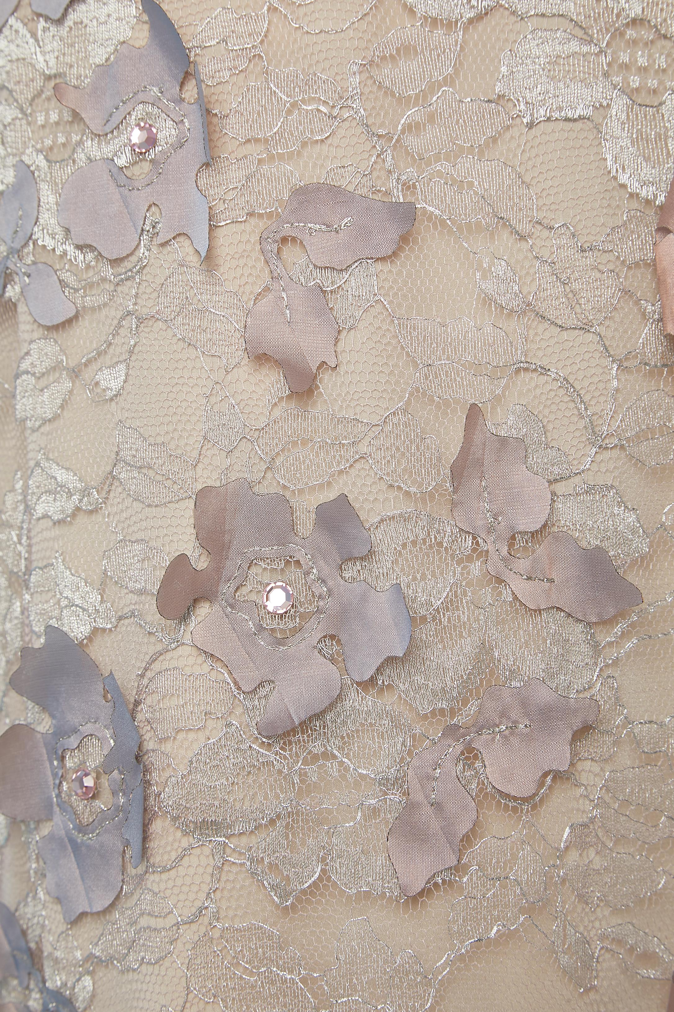 Asymmetrisches pastellfarbenes Abendkleid mit Blumenapplikation auf Spitze Lorena Sarbu  im Zustand „Hervorragend“ im Angebot in Saint-Ouen-Sur-Seine, FR