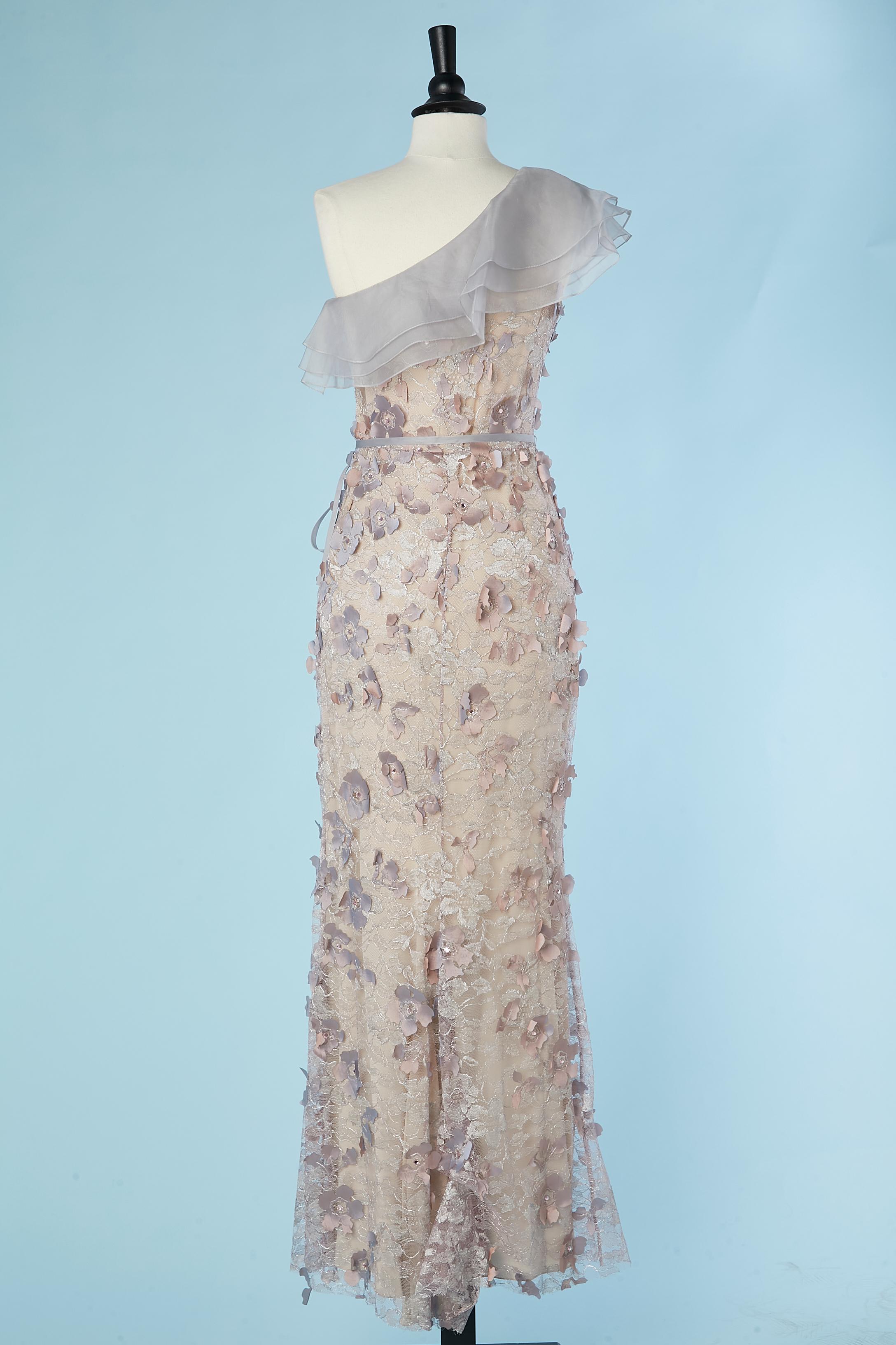Asymmetrisches pastellfarbenes Abendkleid mit Blumenapplikation auf Spitze Lorena Sarbu  im Angebot 1