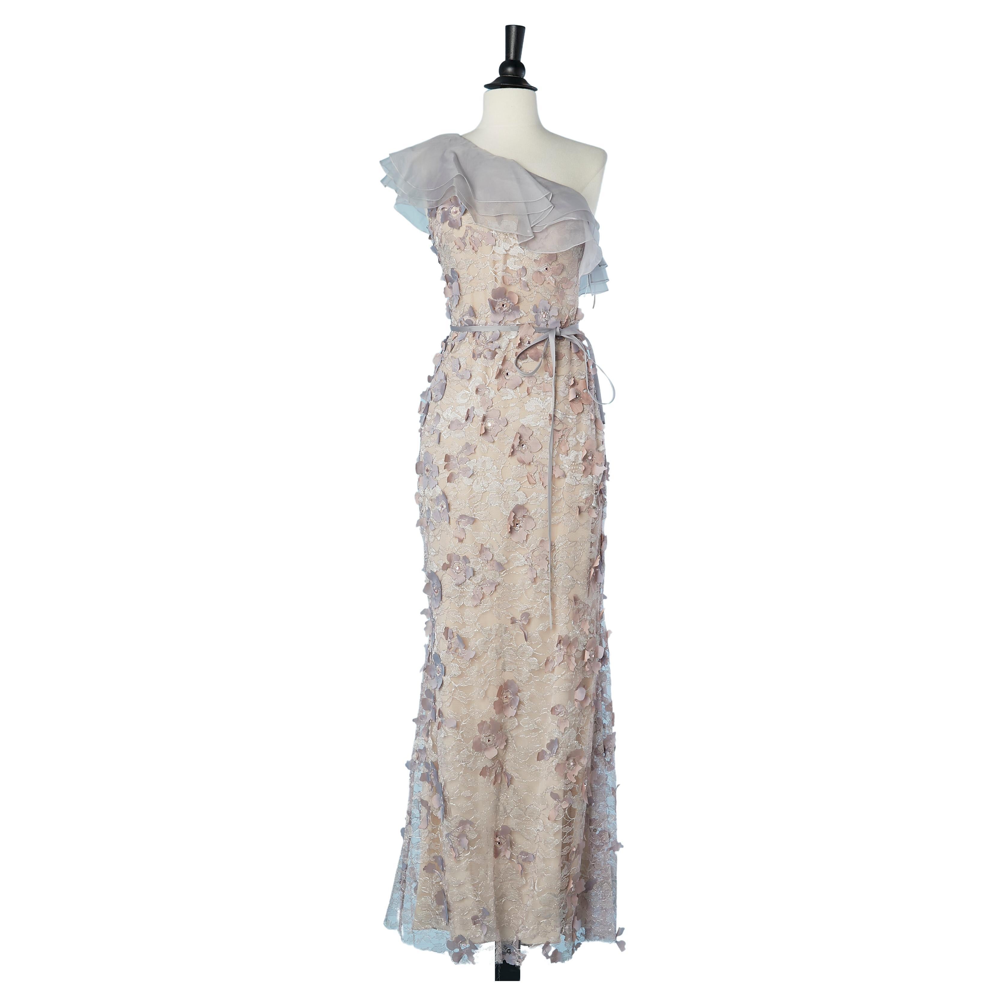 Asymmetrisches pastellfarbenes Abendkleid mit Blumenapplikation auf Spitze Lorena Sarbu  im Angebot