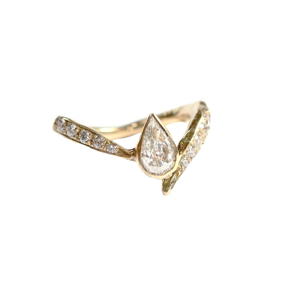 Anillo asimétrico de diamantes pera en oro amarillo de 18 quilates Corte pera en venta
