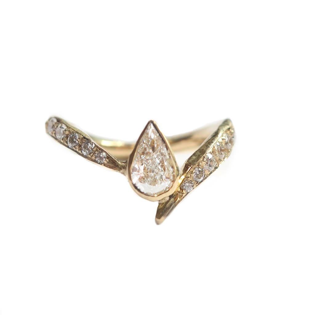Anillo asimétrico de diamantes pera en oro amarillo de 18 quilates en Nuevo estado para la venta en Foxborough, MA