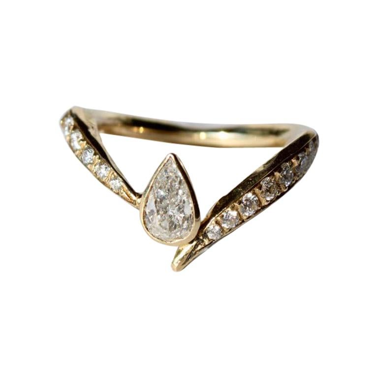 Asymmetrical Pear Diamond Ring in 18 Karat Yellow Gold For Sale