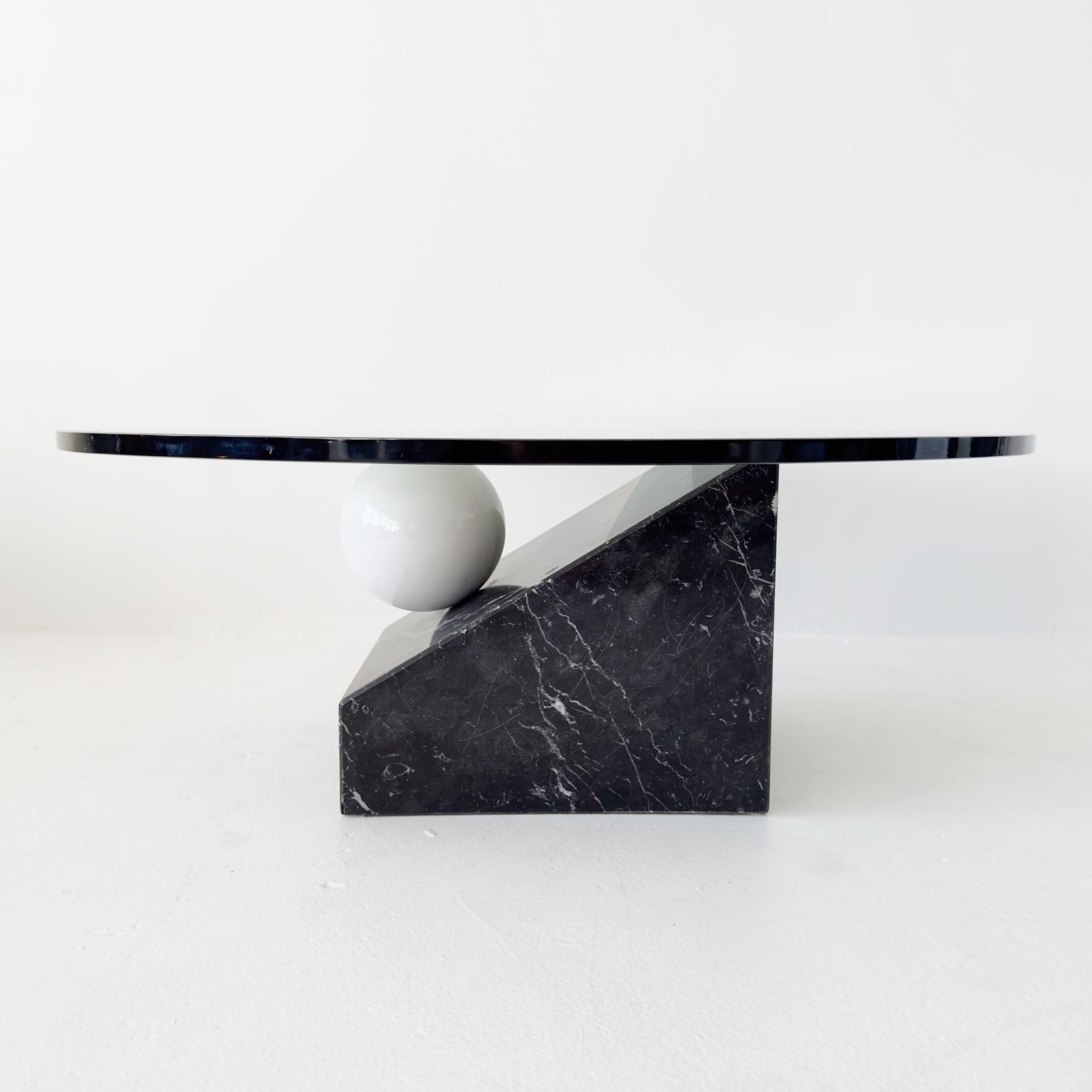 Table basse postmoderne asymétrique en marbre avec pente et sphère. 

Le verre rond a une épaisseur de 3/4