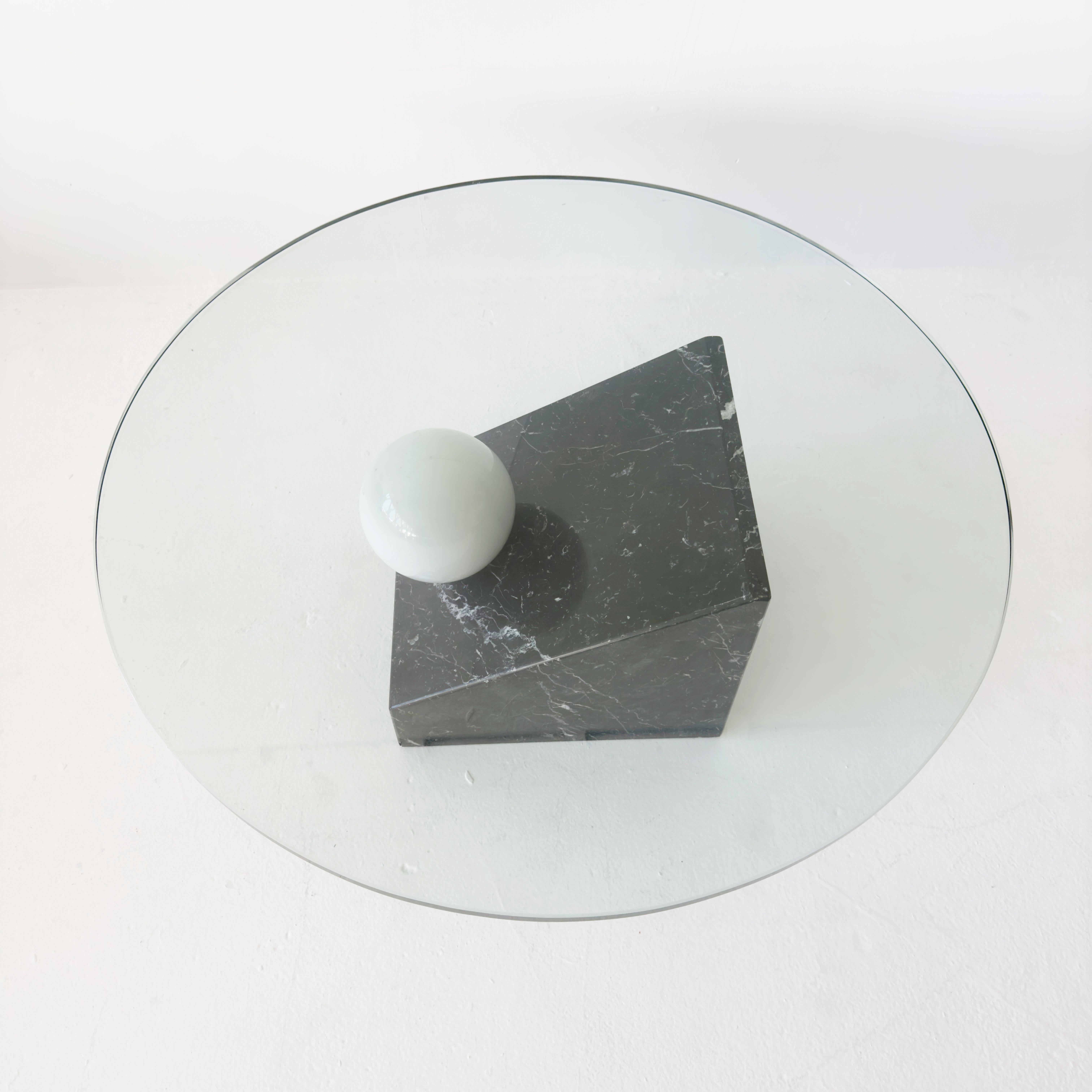 Postmoderne Table basse sphérique postmoderne en marbre avec plateau en verre rond en vente