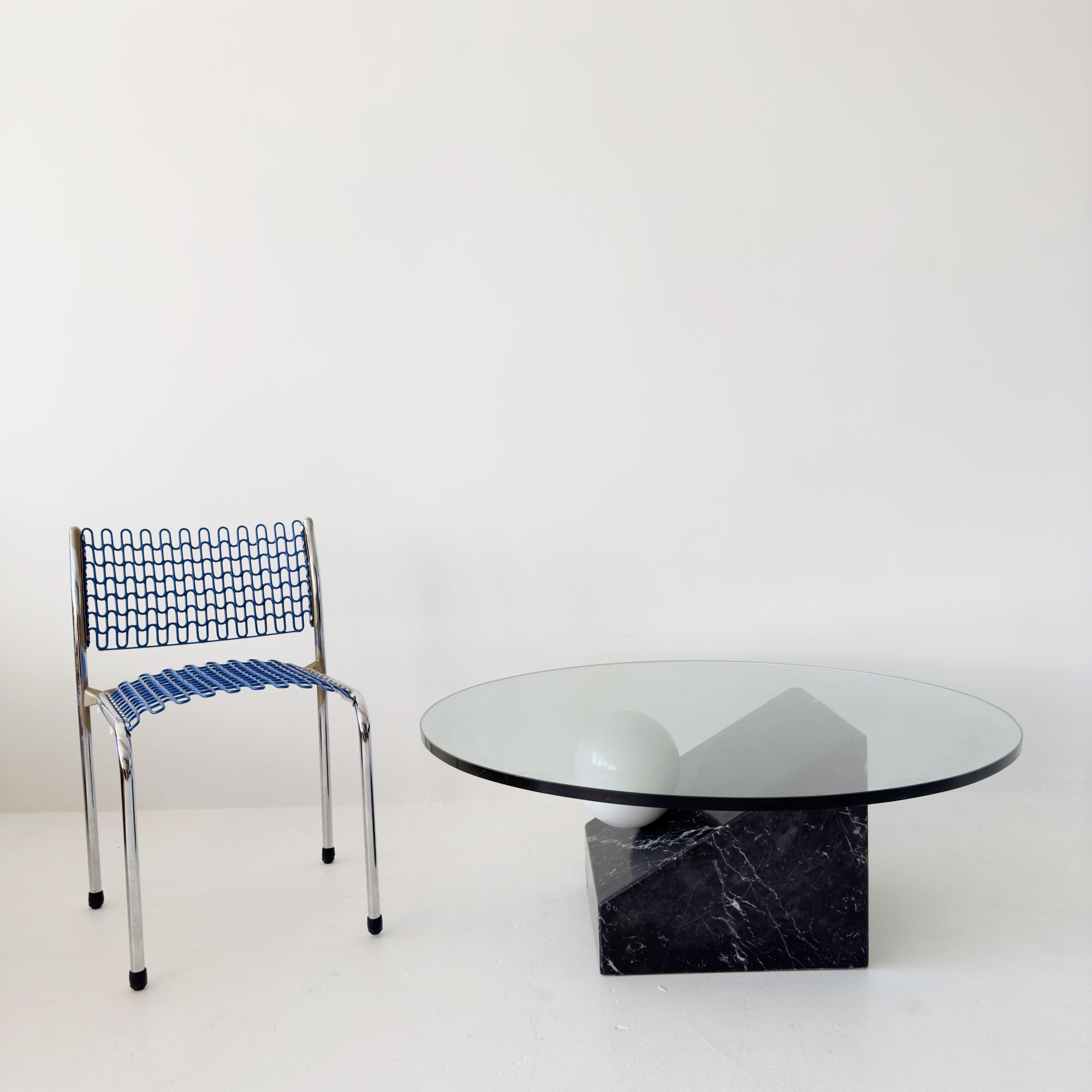 Table basse sphérique postmoderne en marbre avec plateau en verre rond Bon état - En vente à Los Angeles, CA