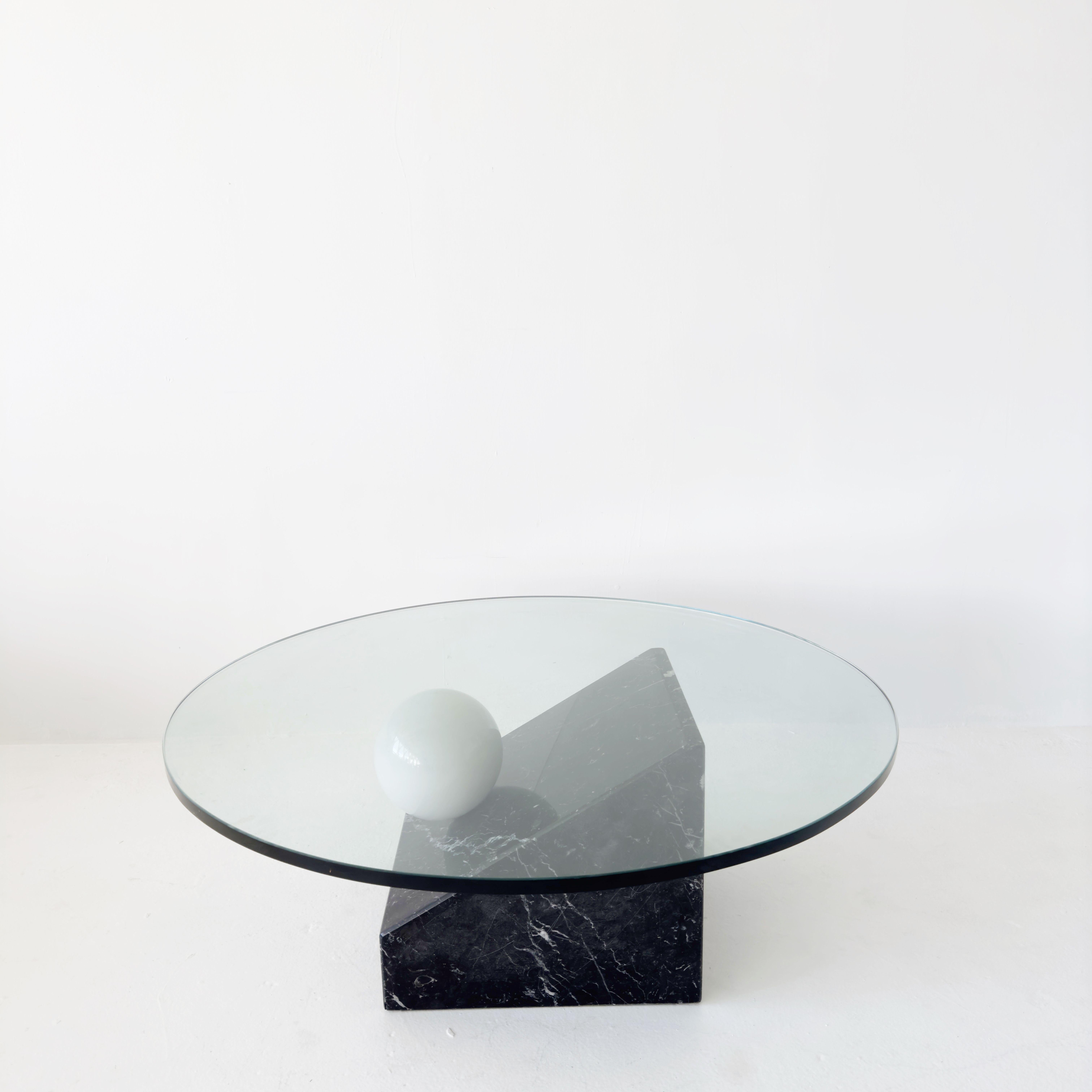 Fin du 20e siècle Table basse sphérique postmoderne en marbre avec plateau en verre rond en vente