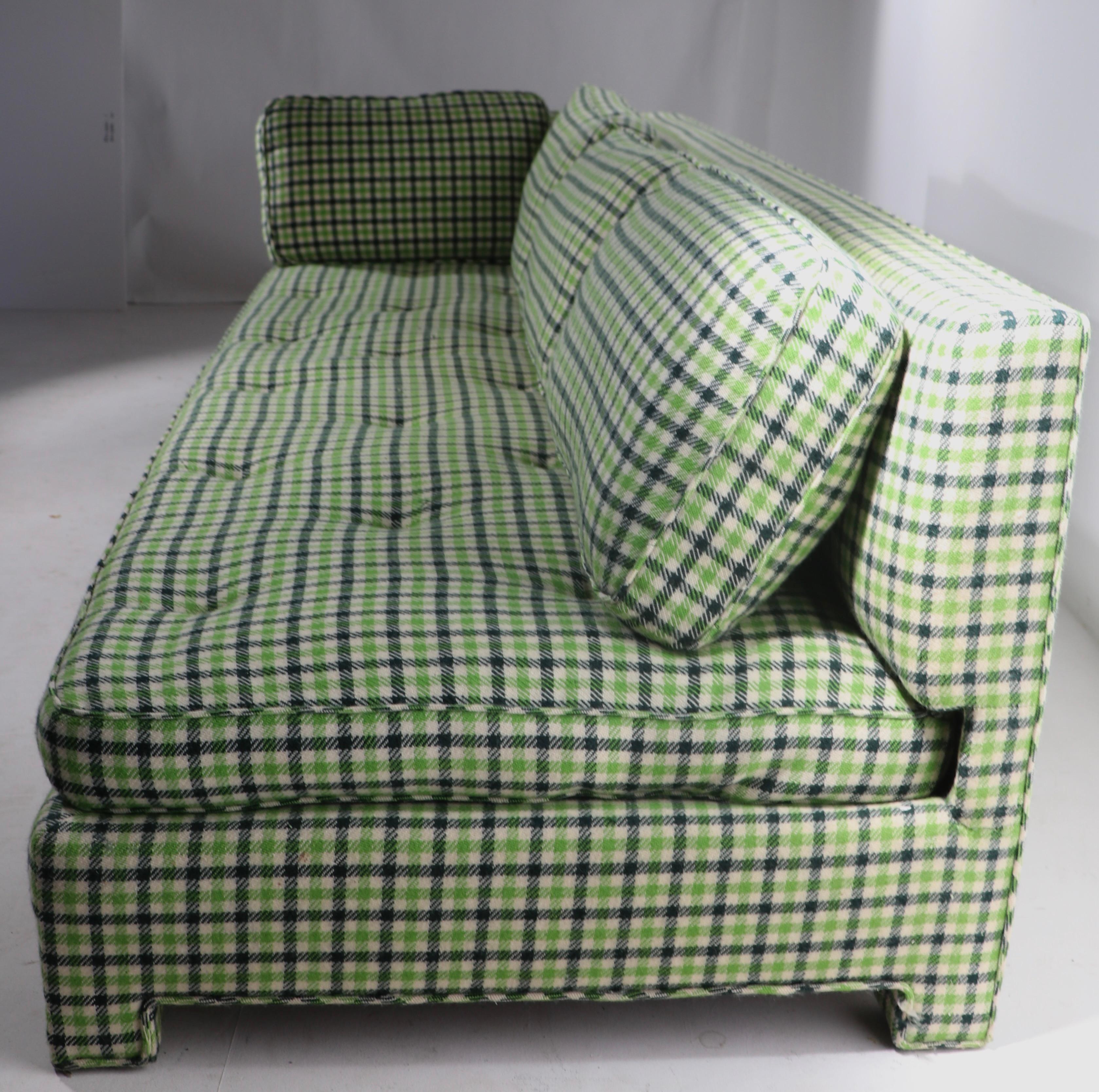 Asymmetrisches postmodernes Sofa von Thomas De ngelis  (Ende des 20. Jahrhunderts) im Angebot