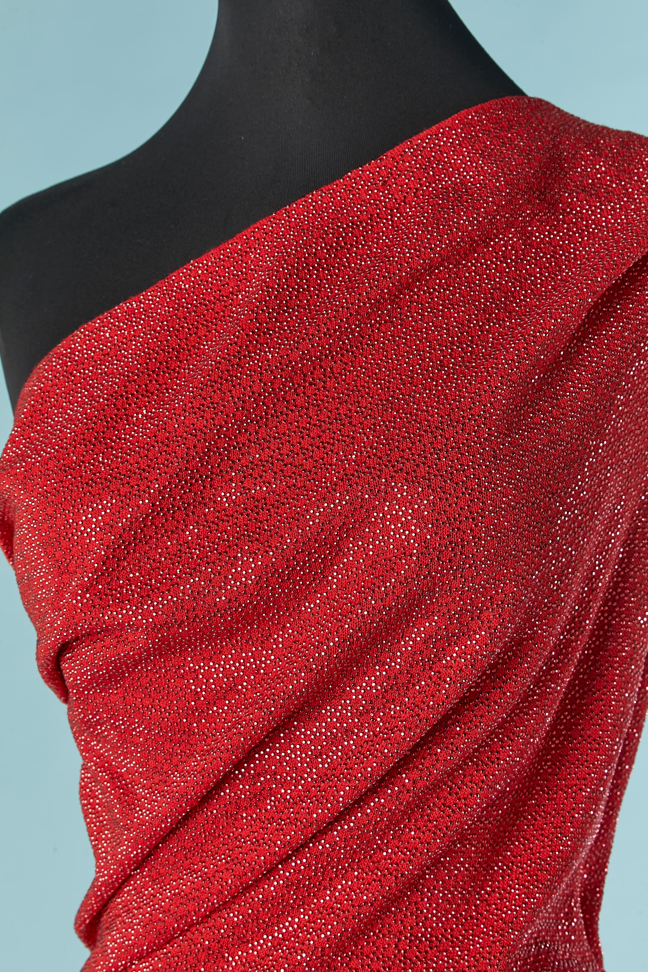 Asymmetrisches rotes Abendkleid mit roten Mini-Metallic-Nieten auf einem gestrickten Woll-Jersey-Kleid.
Reißverschluss auf der linken Seite. An den Hüften gezeichnet. Teilung auf der linken Seite, Länge = 60cm
GRÖSSE : 8, passt aber in L 