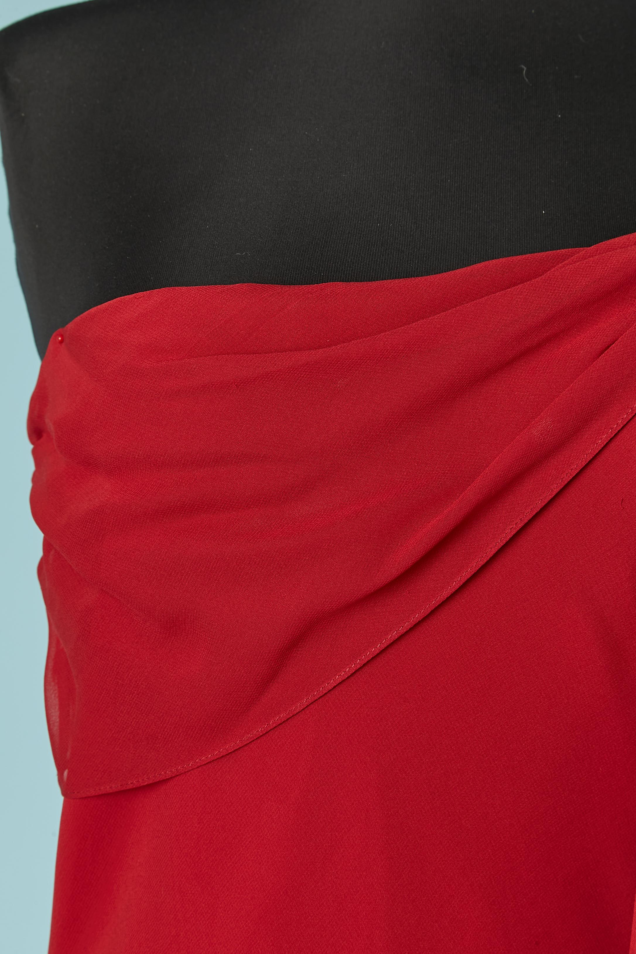 Asymmetrical red silky cocktail dress. No fabric composition tag but the top lay is probably in silk chiffon or polyester chiffon and the underlay in satin. 
Biais. 
SIZE S 