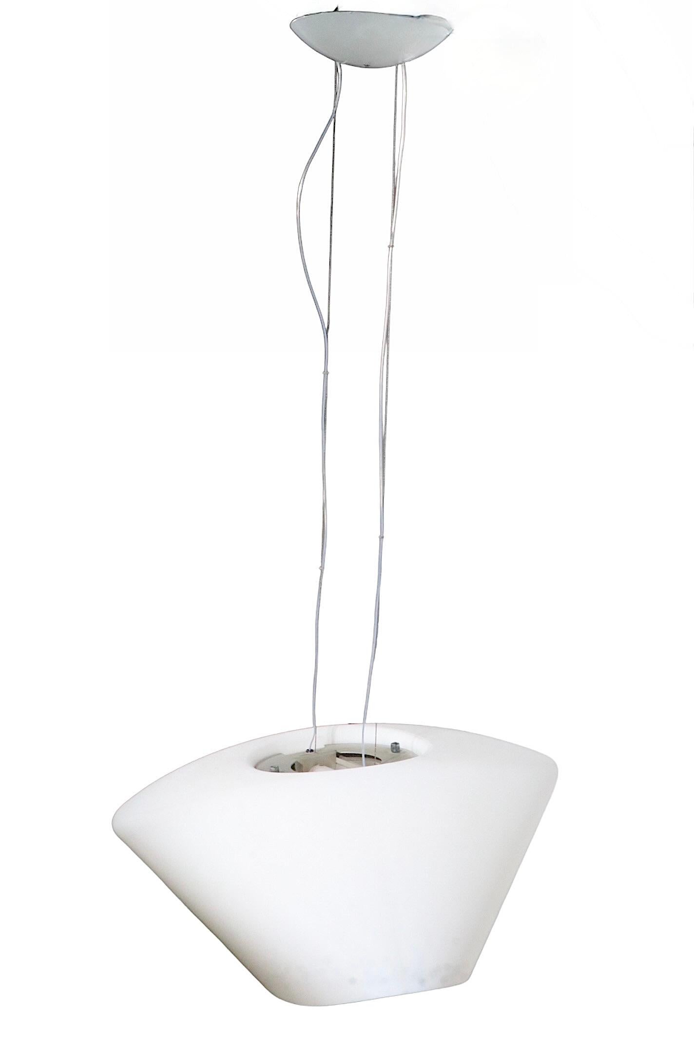 italien Luminaire post-moderne asymétrique en verre satiné fabriqué en Italie par Foscarini en vente