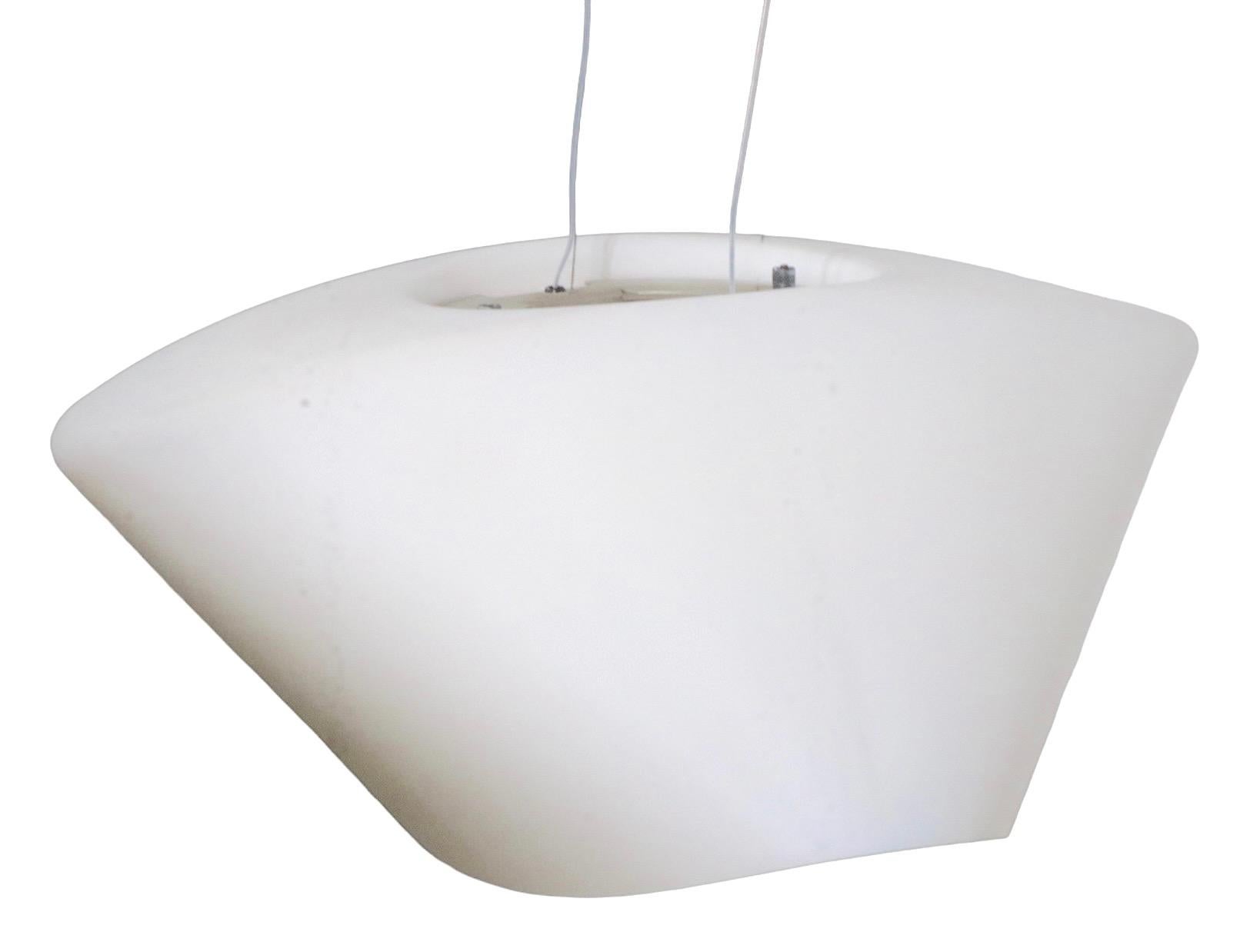 XXIe siècle et contemporain Luminaire post-moderne asymétrique en verre satiné fabriqué en Italie par Foscarini   en vente