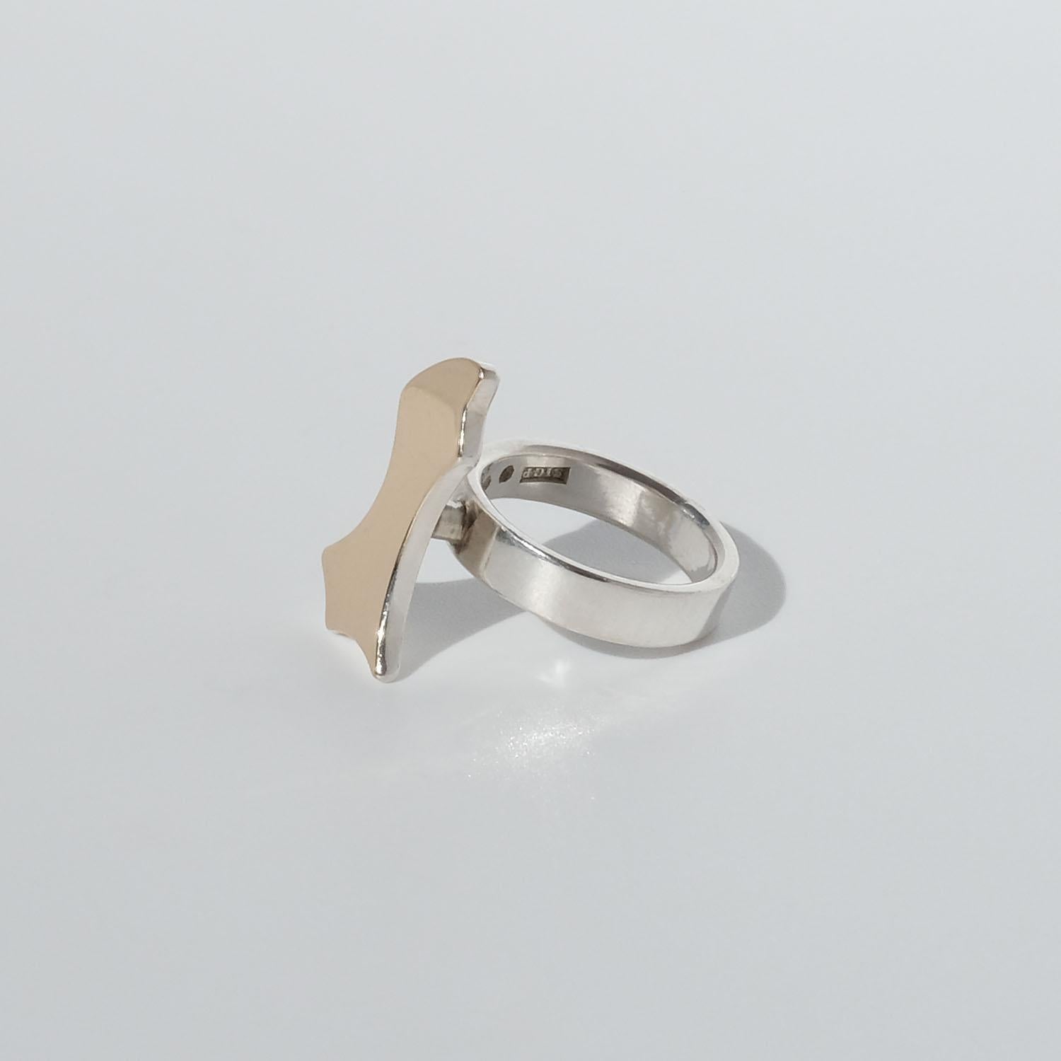 Asymmetrical Silver and Gold Ring by Swedish Master Sigurd Persson, Year 1978 For Sale 4