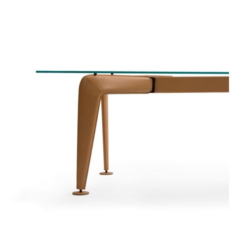 Moderne Table asymétrique, cuir naturel par Colé Italia en vente