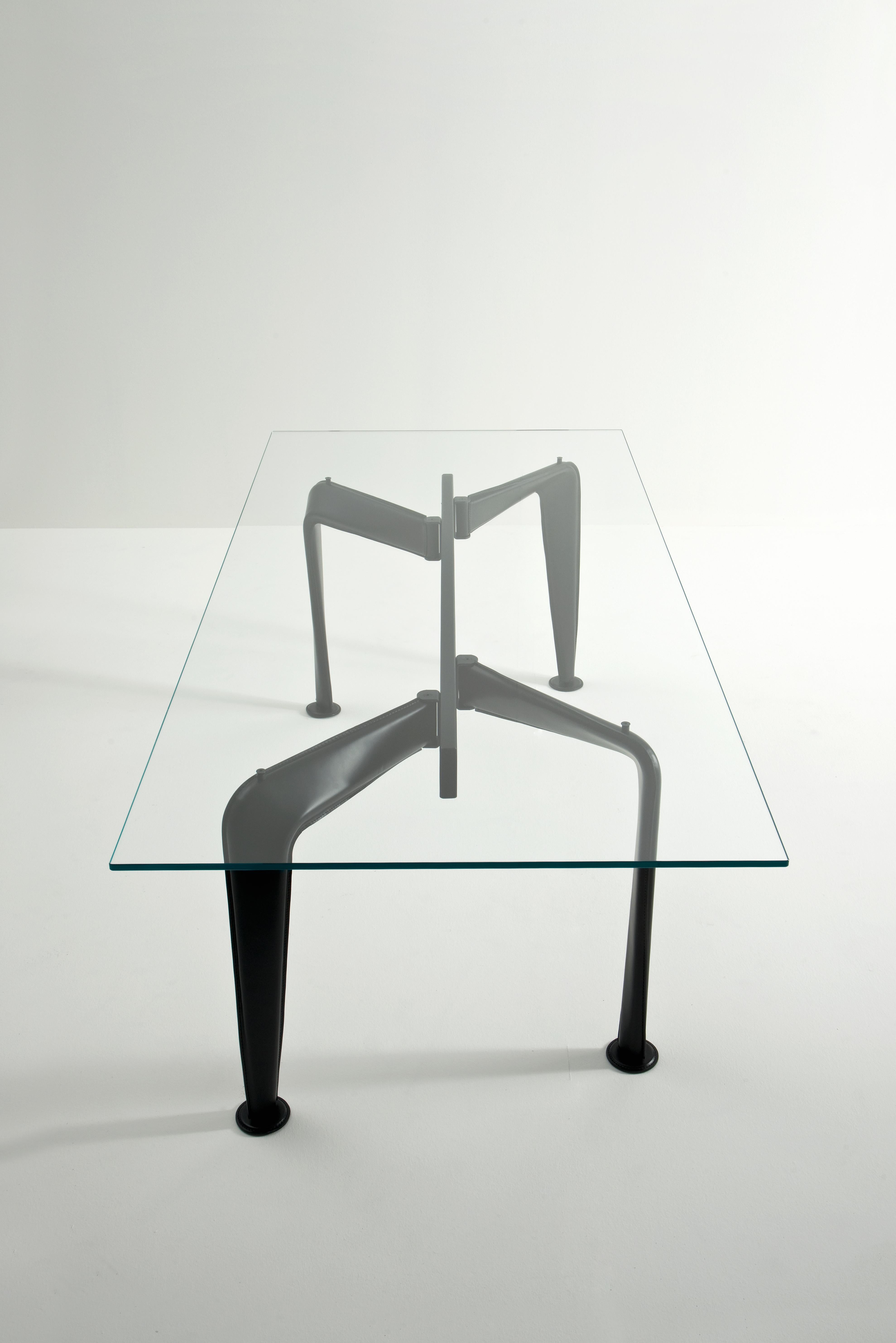 Table asymétrique, cuir naturel par Colé Italia Neuf - En vente à Geneve, CH