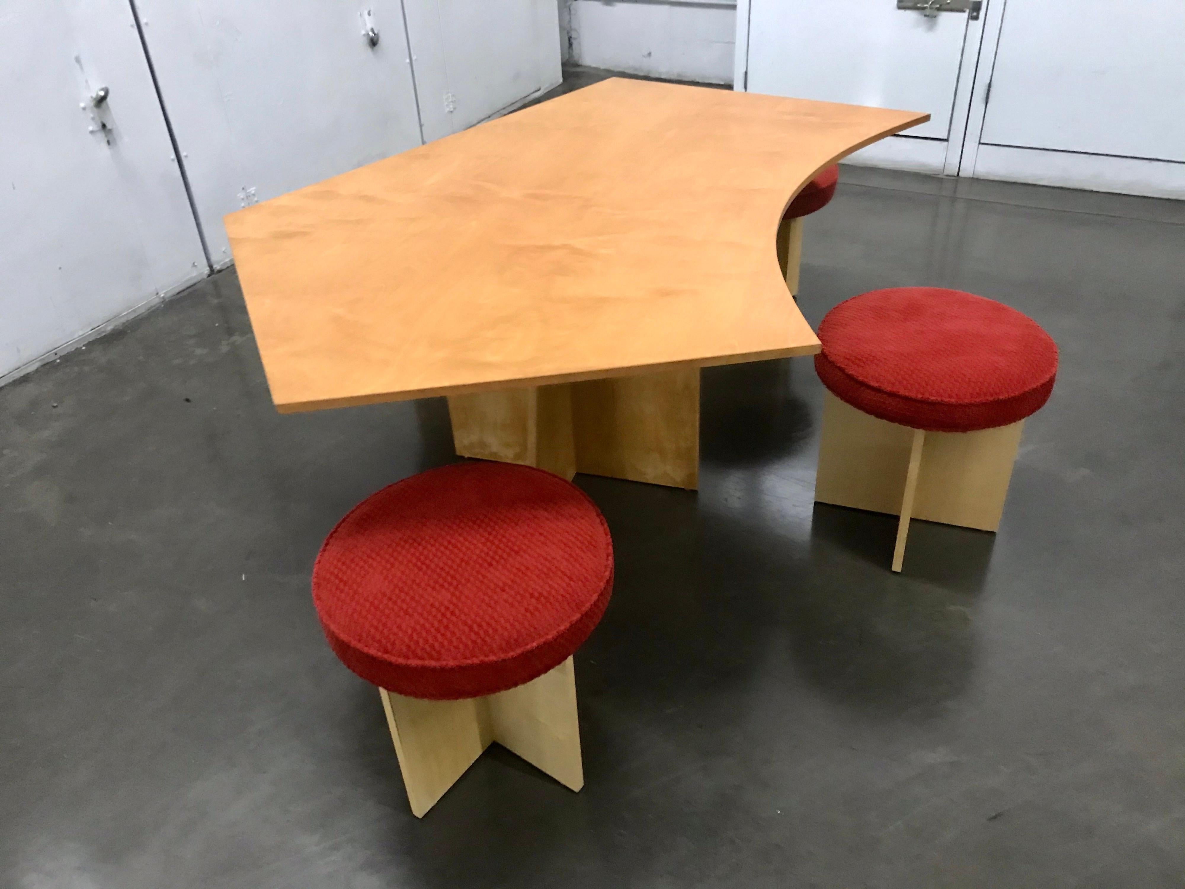 One-off studio set.
Simple modernist design.
Plywood construction with birch veneer.
Asymmetrical top with X base stools 18