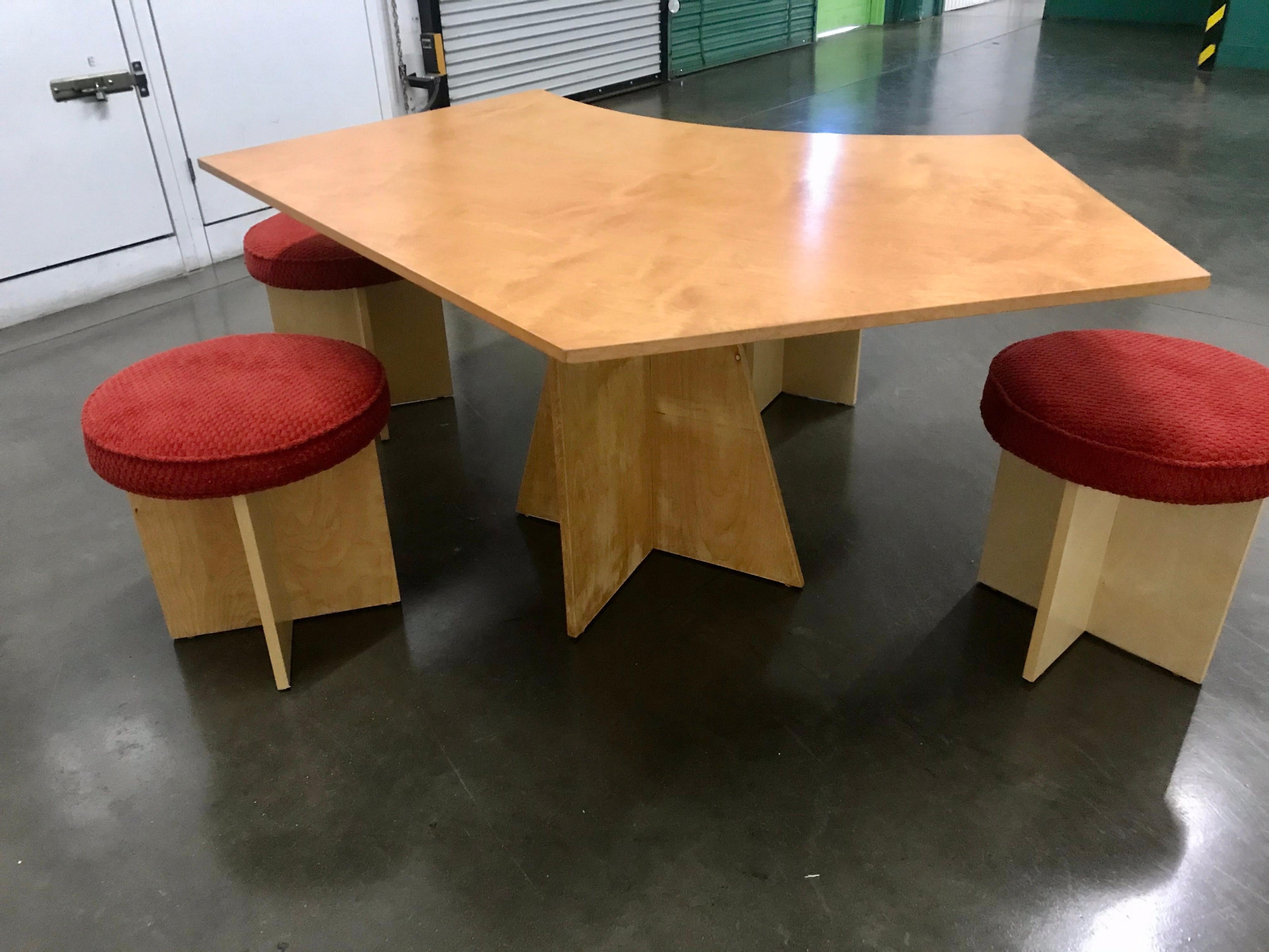 Modern Occasional Table + Four Stools Di Vincente In New Condition For Sale In Los Angeles, CA
