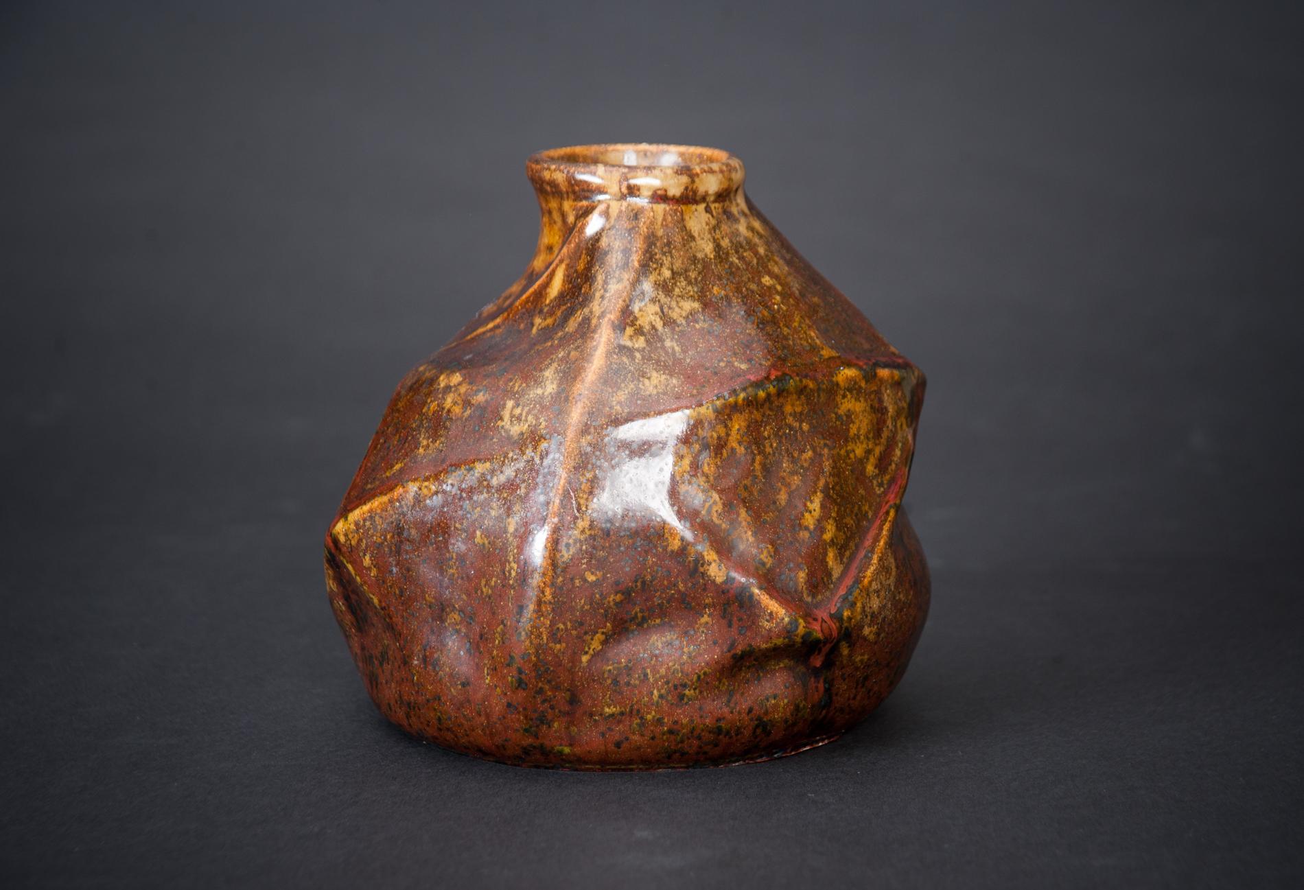 Much fuss is made about Dalpayrat’s signature red, but what many have not realized is that “Dalpayrat Red” refers not simply to a vivid red color glaze but just as often to a nuanced appearance of color resulting from the artist’s technical