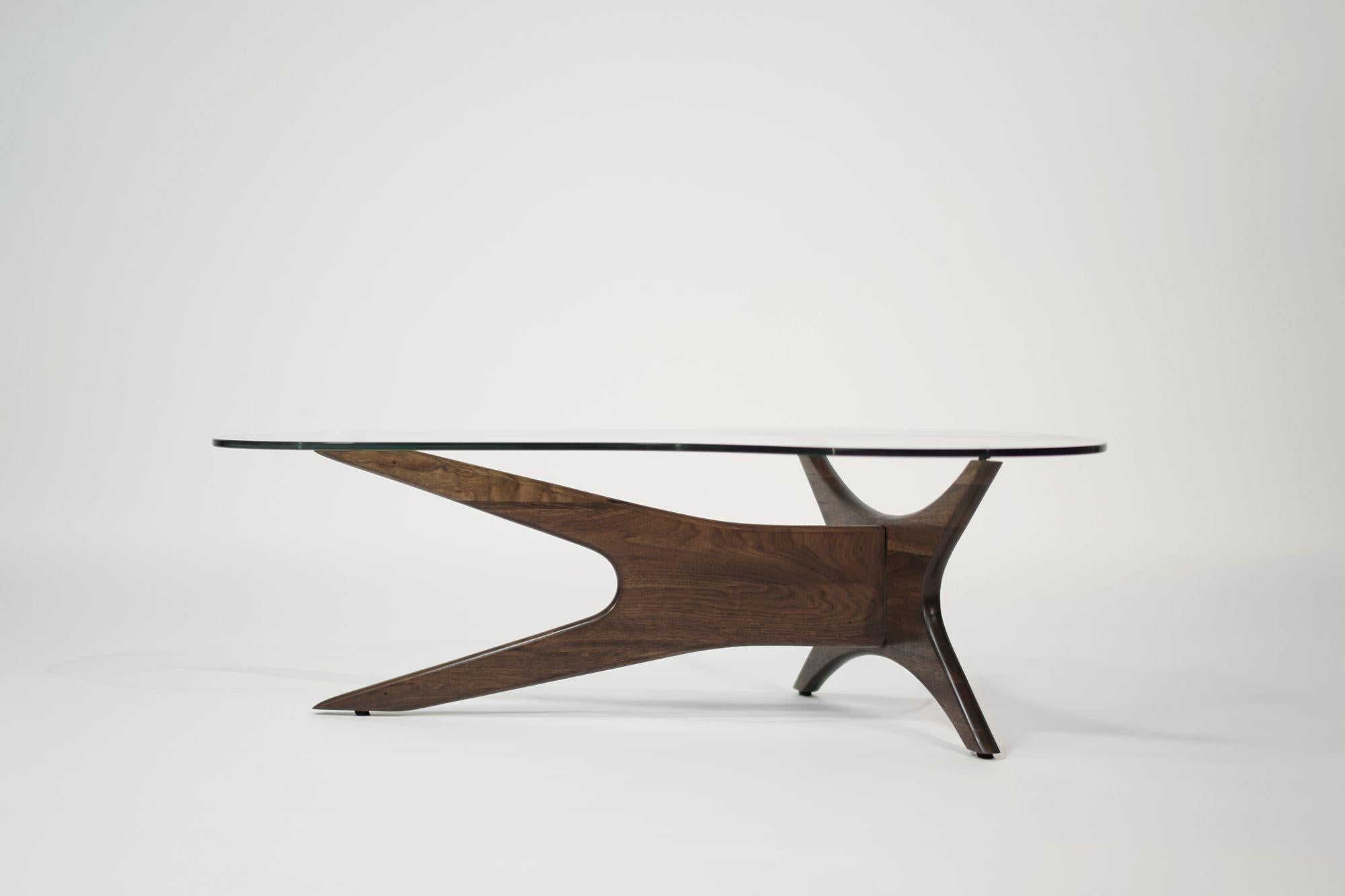 Dieser markante Couchtisch, der in den 1950er Jahren von Adrian Pearsall für Craft Associates entworfen wurde, ist der Inbegriff moderner Eleganz aus der Mitte des Jahrhunderts. Der skulpturale Sockel aus Nussbaumholz wurde sorgfältig in einem