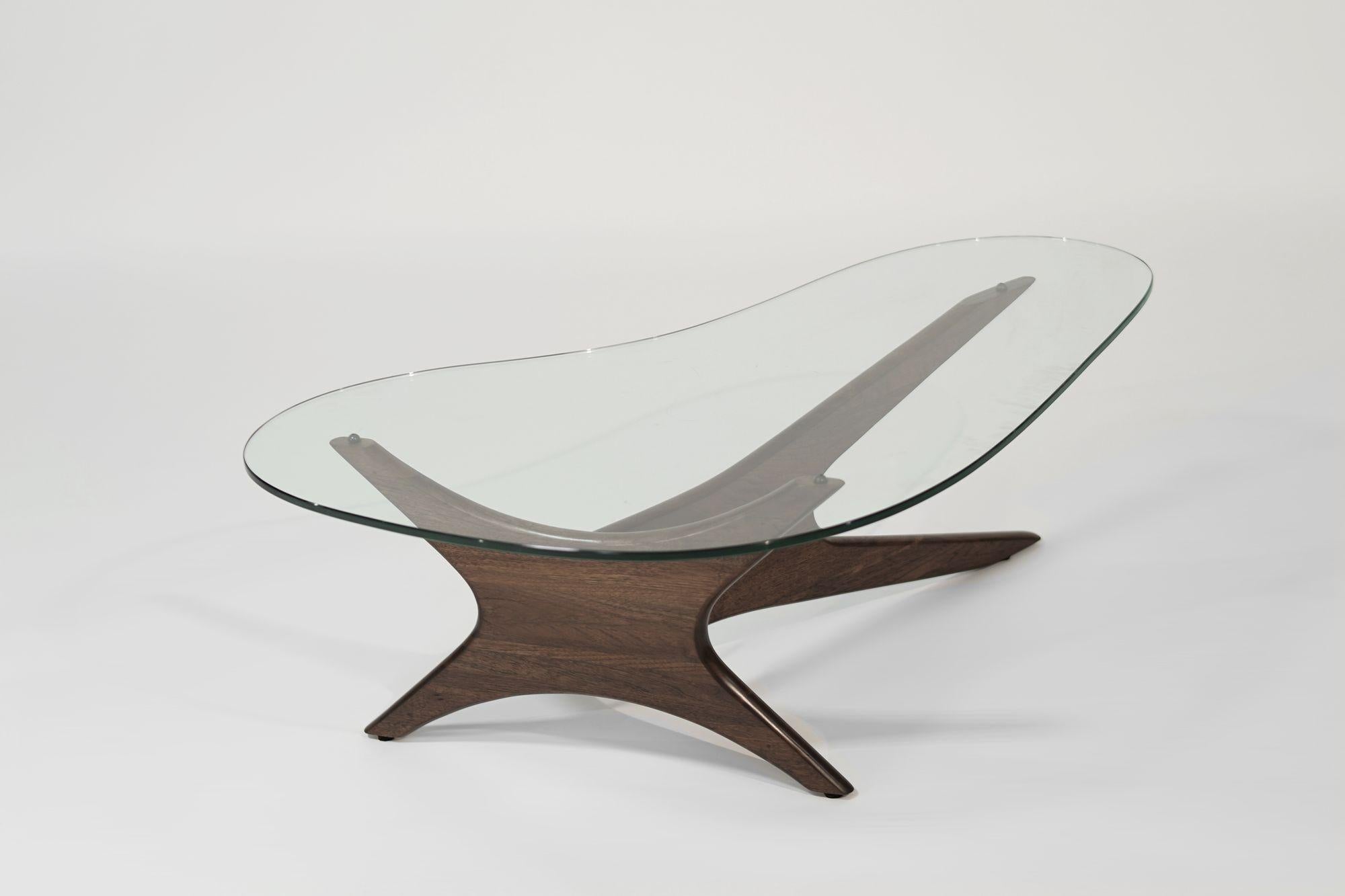 Asymmetrischer Cocktailtisch aus Nussbaumholz von Adrian Pearsall, ca. 1950er Jahre im Zustand „Hervorragend“ im Angebot in Westport, CT