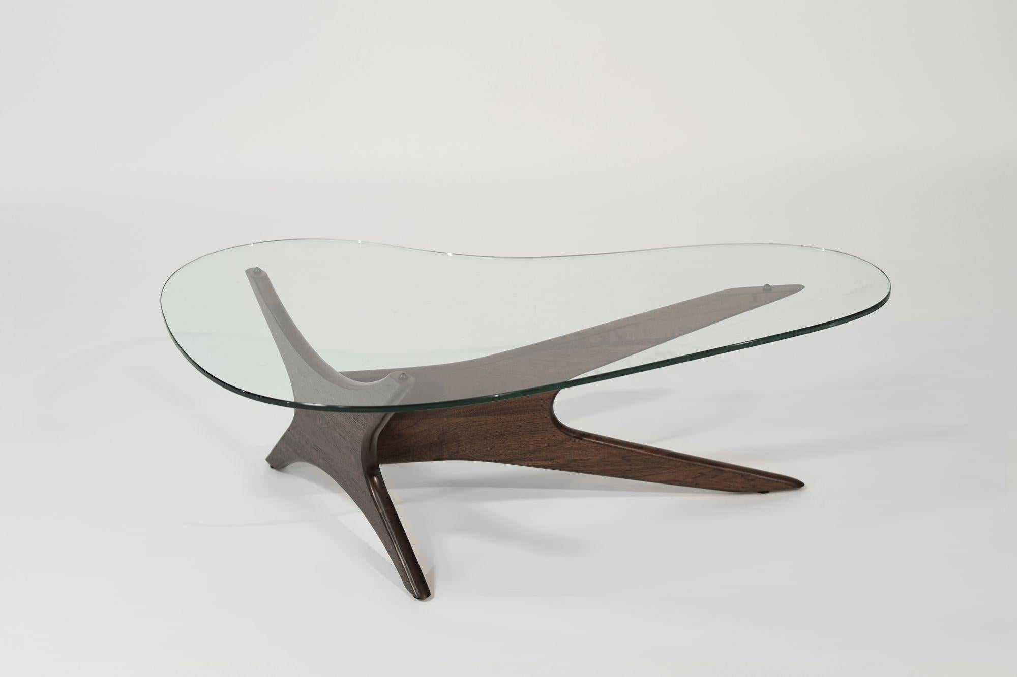 Asymmetrischer Cocktailtisch aus Nussbaumholz von Adrian Pearsall, ca. 1950er Jahre (20. Jahrhundert) im Angebot